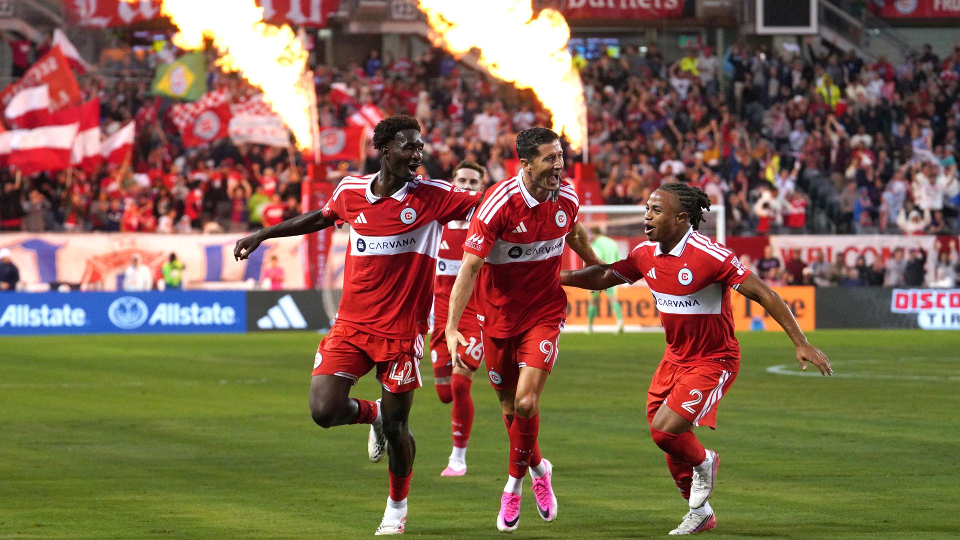 Robert Lewandowski, Dje Davilla y Leonardo Barroso de Chicago celebran un gol en un partido de la MLS entre Chicago Fire y Charlotte FC