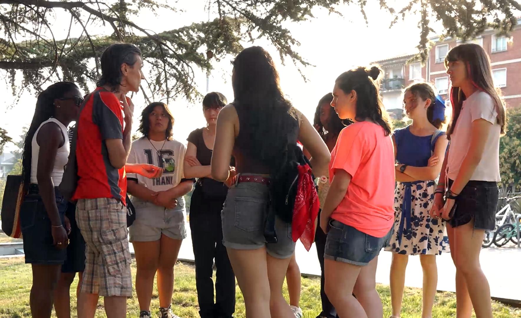 Imagen de unos jóvenes reunidos