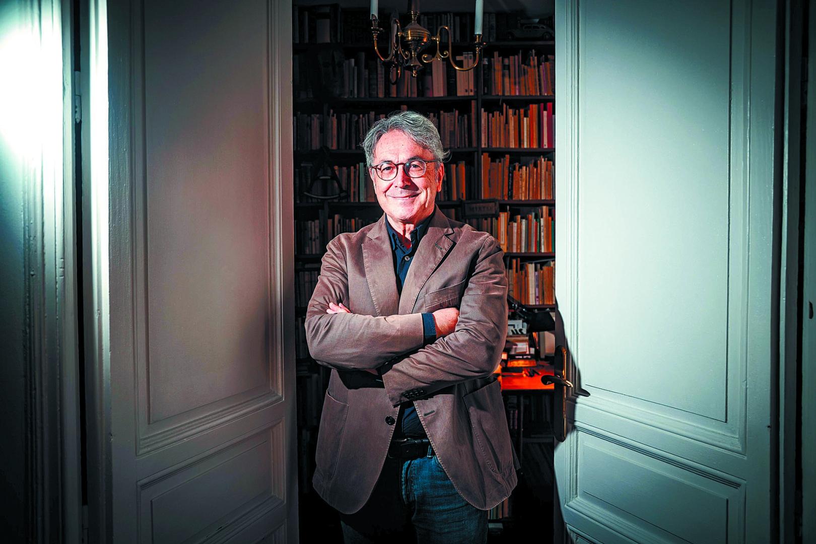 Andrés Trapiello, en su casa de Madrid