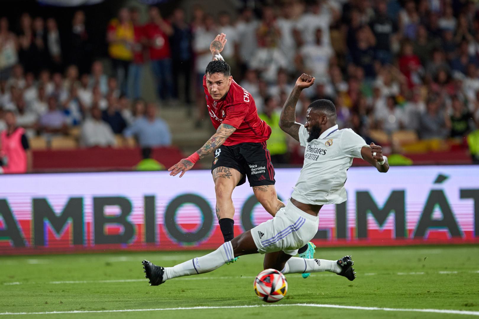 El Chimy Ávila dispara ante Rudiger en la final de Copa de 2023 en La Cartuja