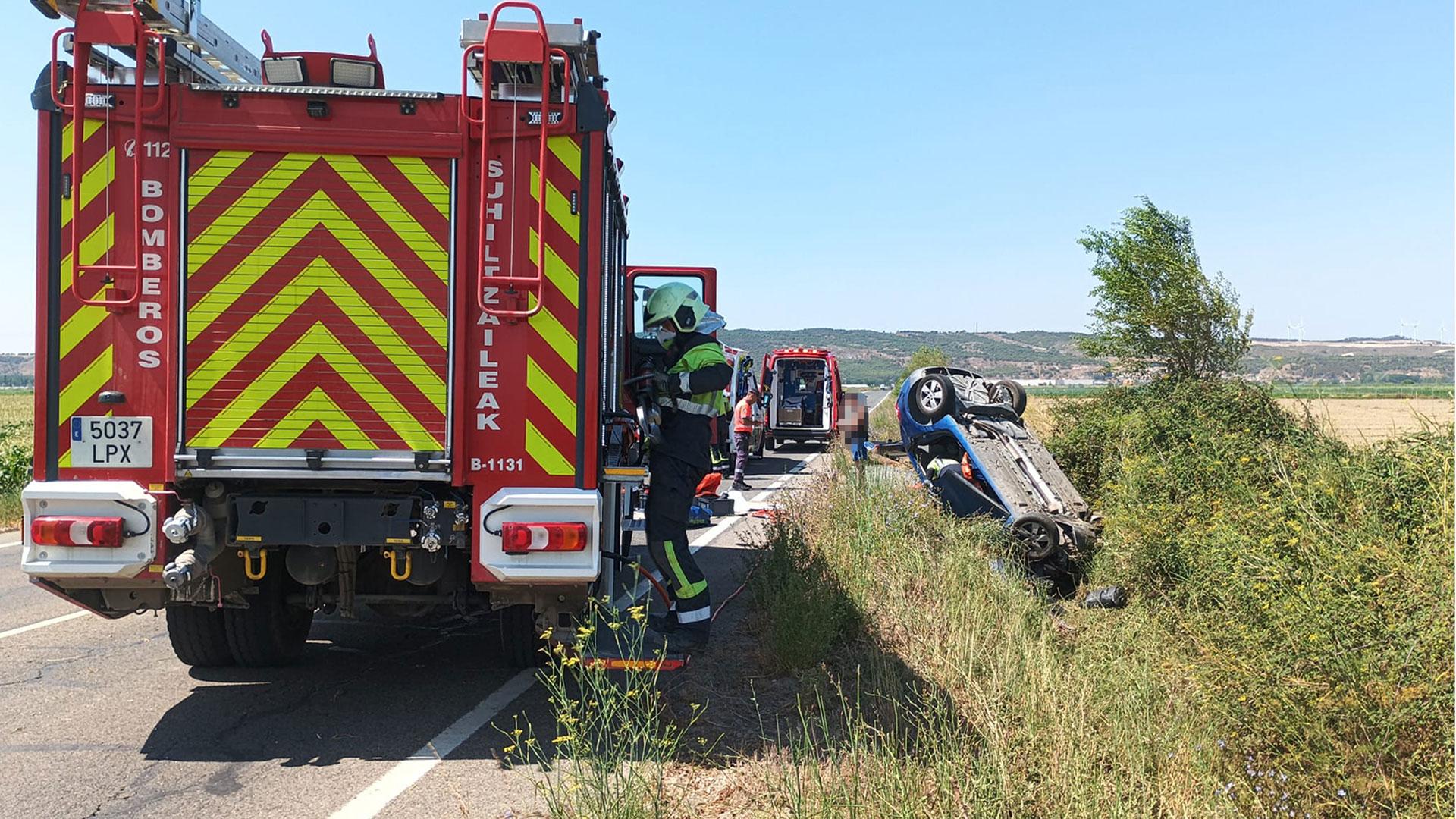 Un camión de Bomberos de Navarra y una ambulancia, en una salida de vía anterior