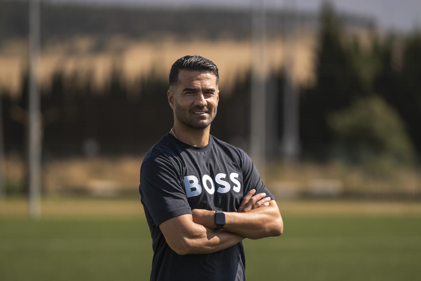 Masoud Shojaei posa antes de la charla en uno de los campos de Tajonar.