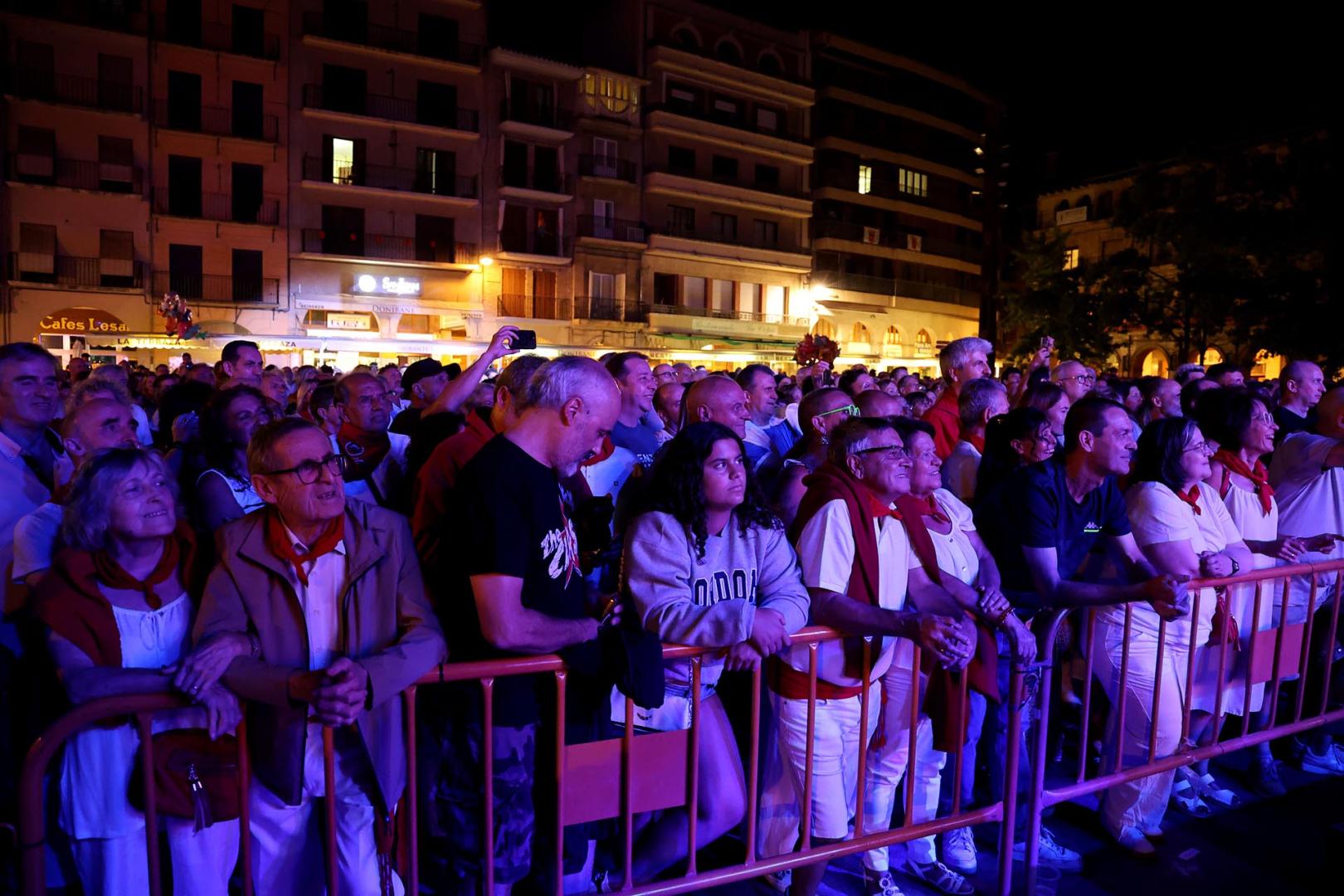 Público en el concierto de la Orquesta Mondragón del sábado de fiestas de Estella