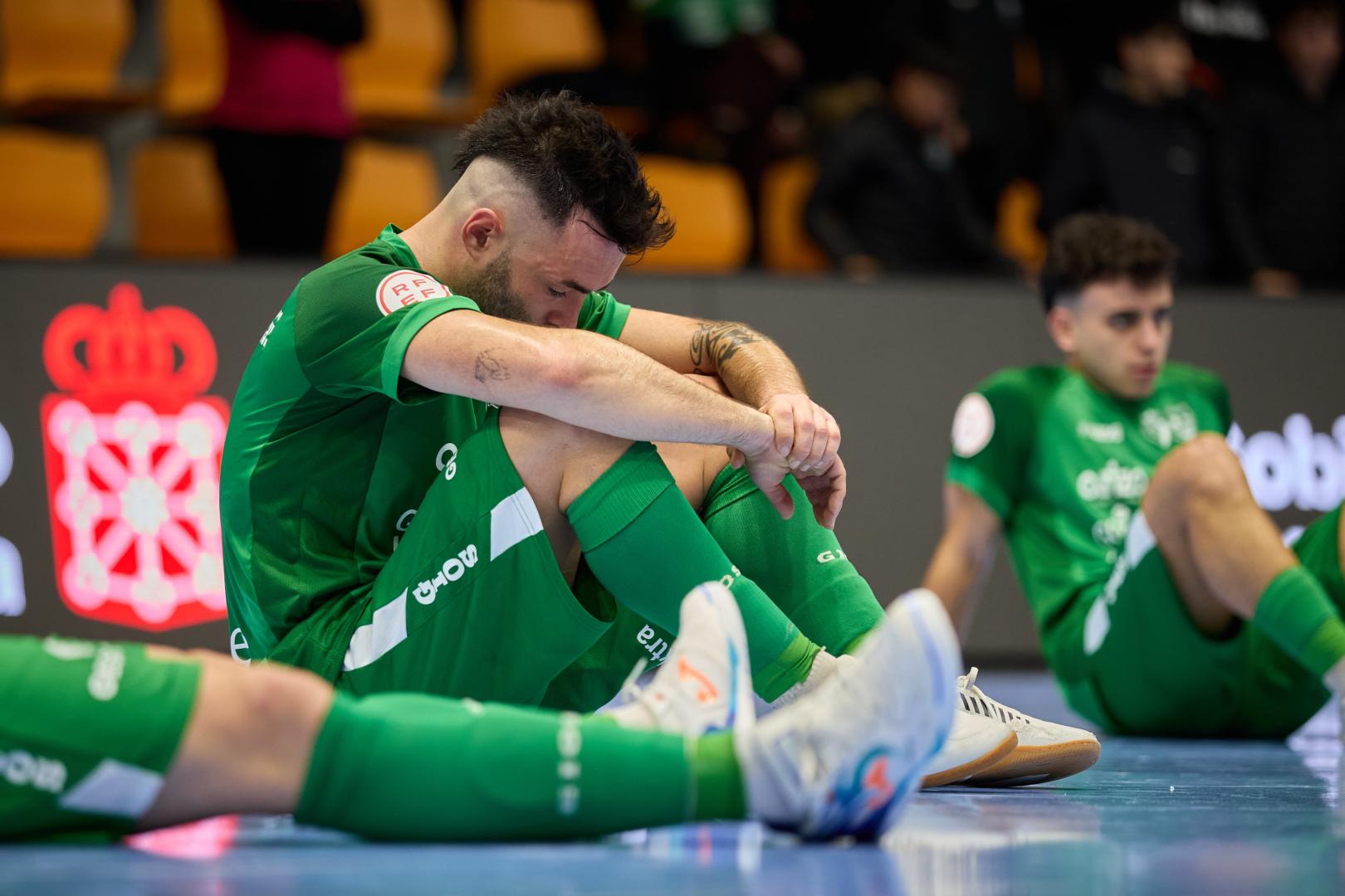 Los jugadores de Osasuna Magna, apesadumbrados tras una derrota esta temporada