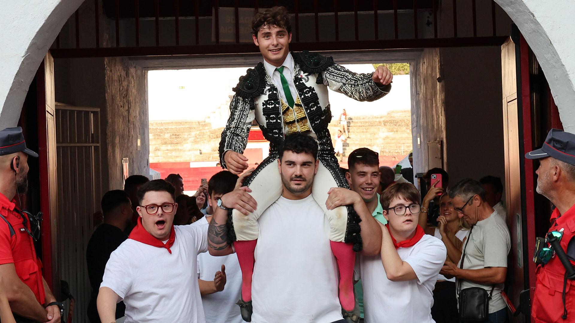 Partidarios de Pablo Hernández sacándolo a hombros por la puerta grande de la Plaza de Estella tras cortar dos orejas en la novillada