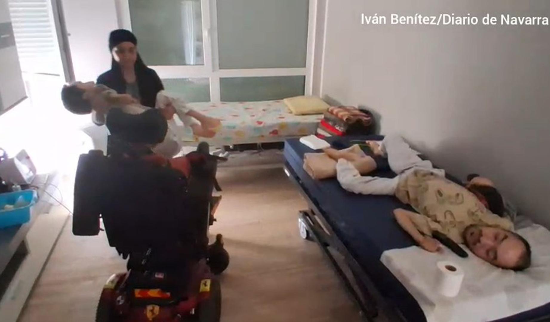 Vídeo del primer paseo tras más de 40 días atrapados en casa por un incendio de dos hermanos con distrofia muscular de Duchenne