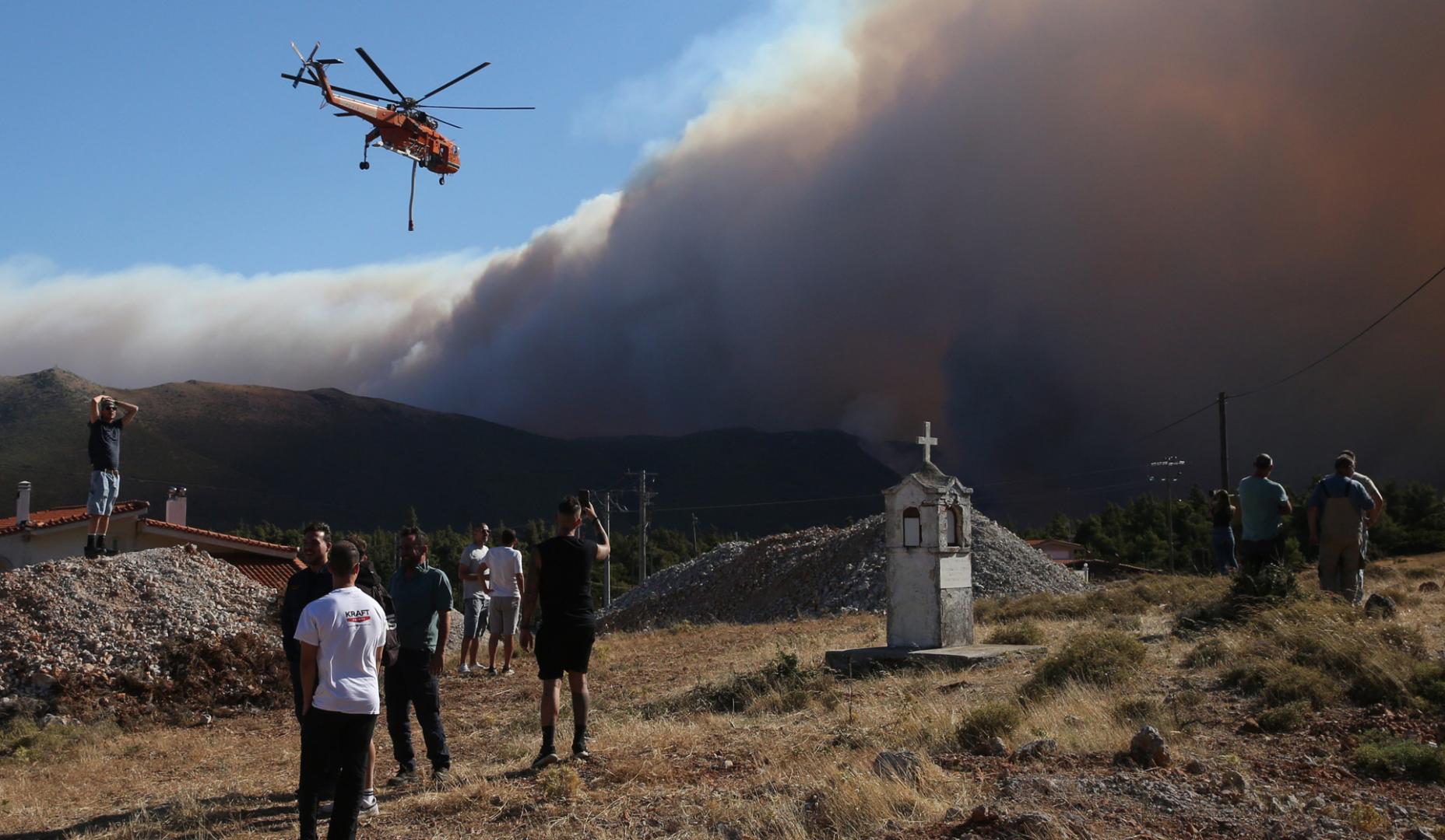 Labores de extinción en el incendio de Porto Germeno