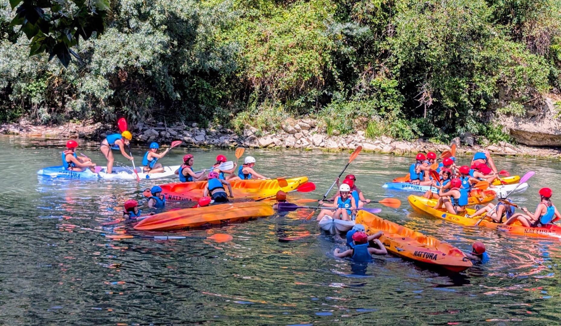 Actividad deportiva con piraguas