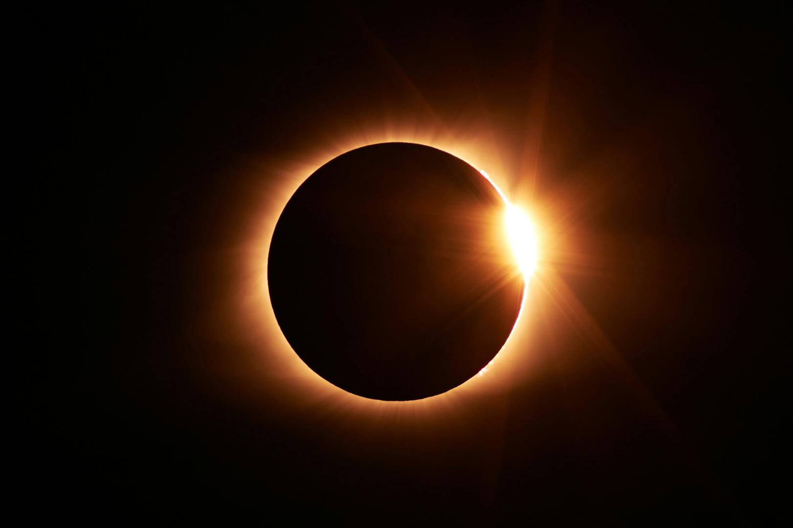 Las distintas instituciones recomiendan encarecidamente el uso de gafas homologadas para contemplar el eclipse