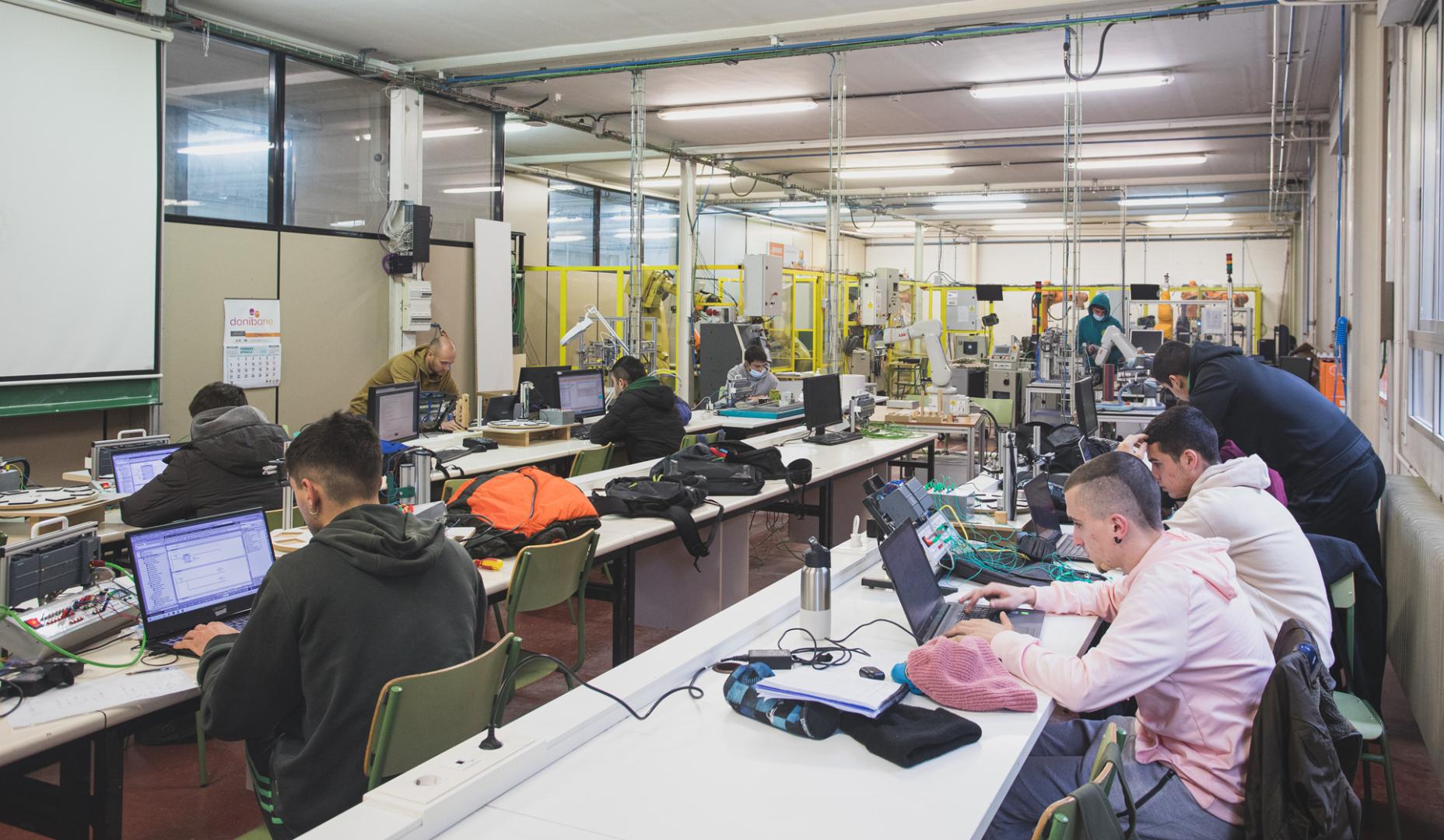 Alumnado durante una clase de formación profesional