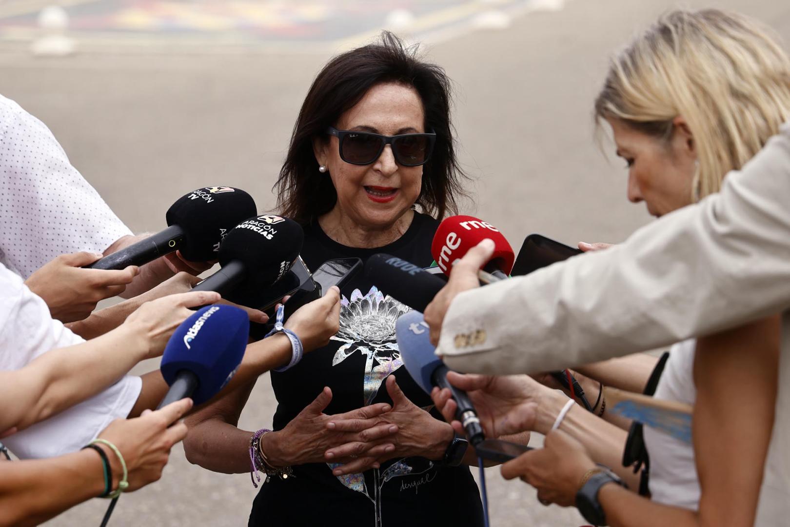 La ministra de Defensa, Margarita Robles, atiende a los medios de comunicación durante su visita este lunes