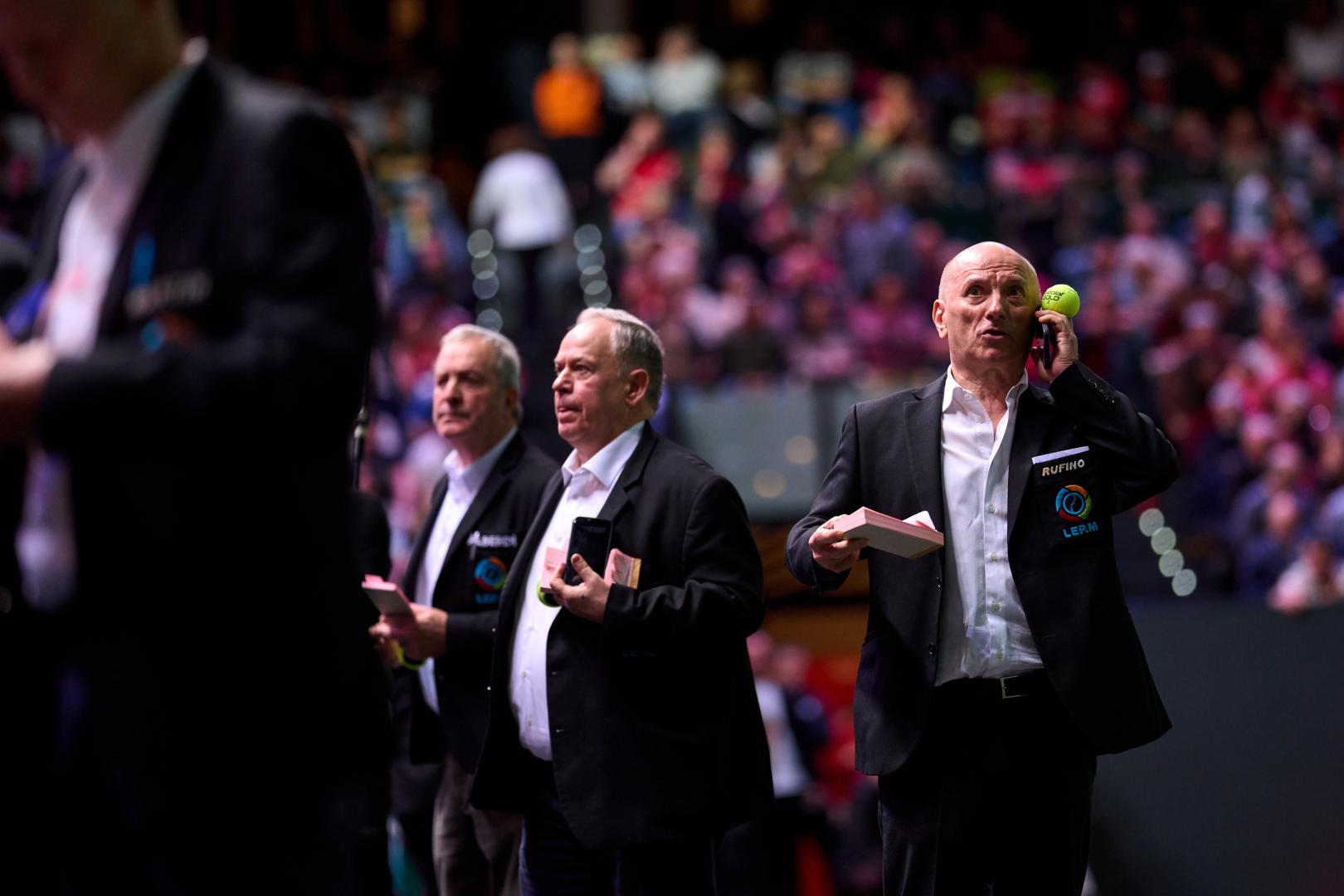 Varios corredores de apuestas trabajando durante la última final del Manomanista en el Navarra Arena.