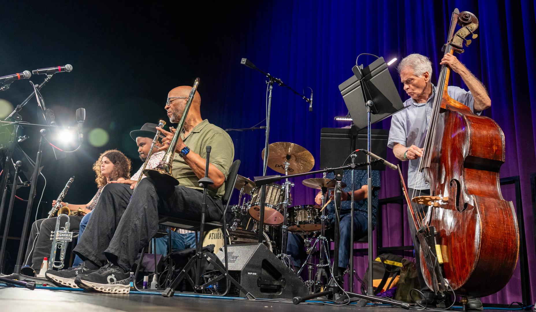 Músicos en concierto durante la celebración de los 125 años de Louis Armstrong este lunes, en el Bronx Music Hall, en Nueva York