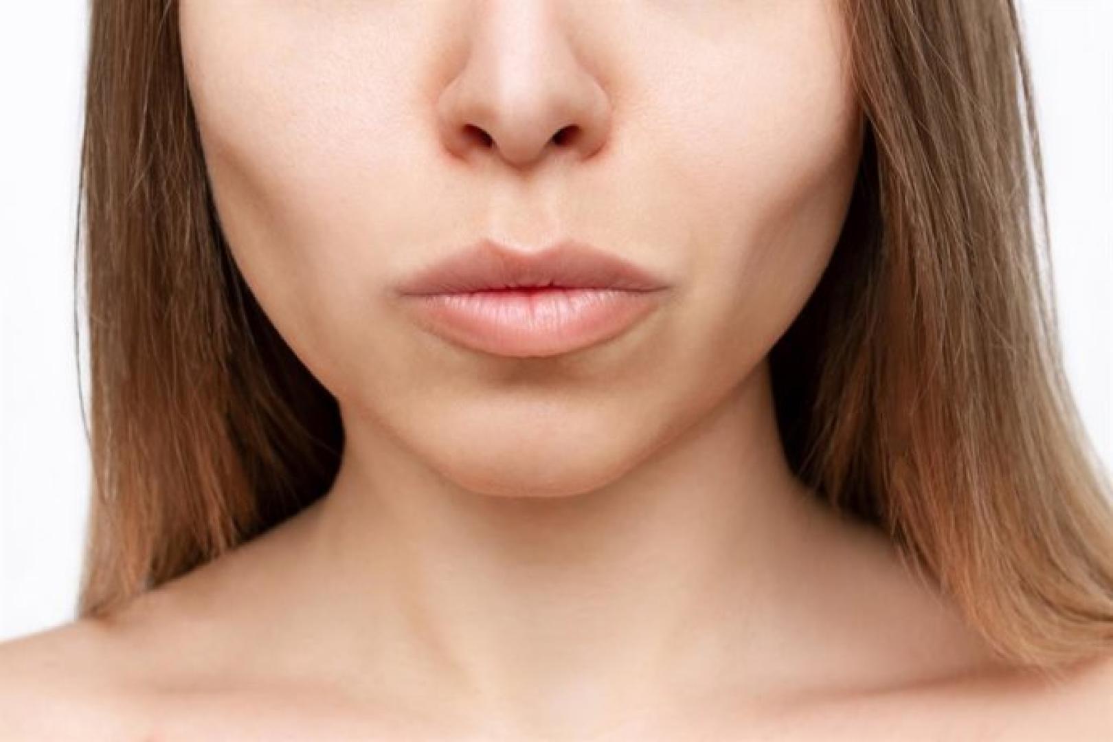Rostro de mujer con los pómulos muy resaltados