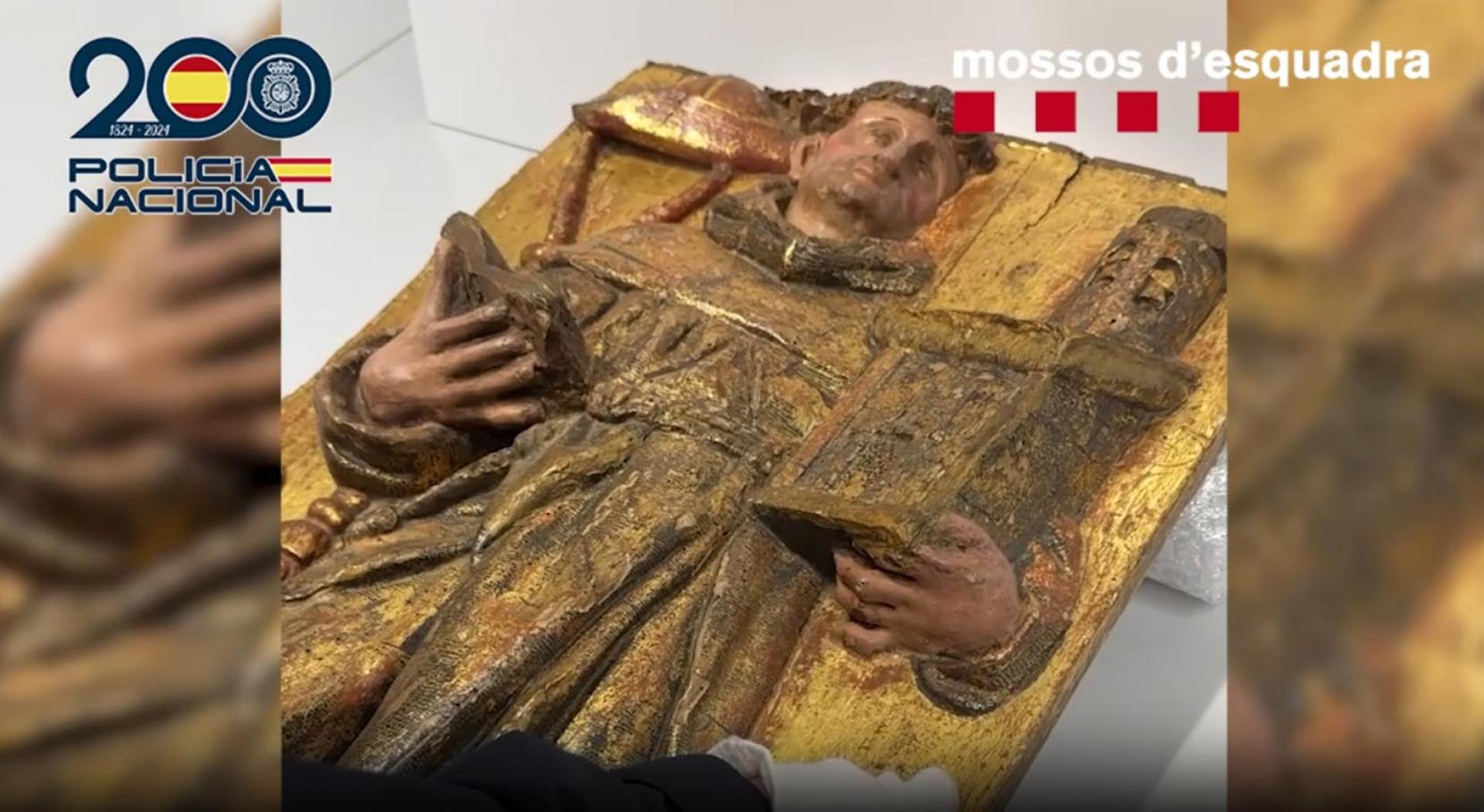 Relieve en madera tallada, dorada y policromada que representa a San Buenaventura