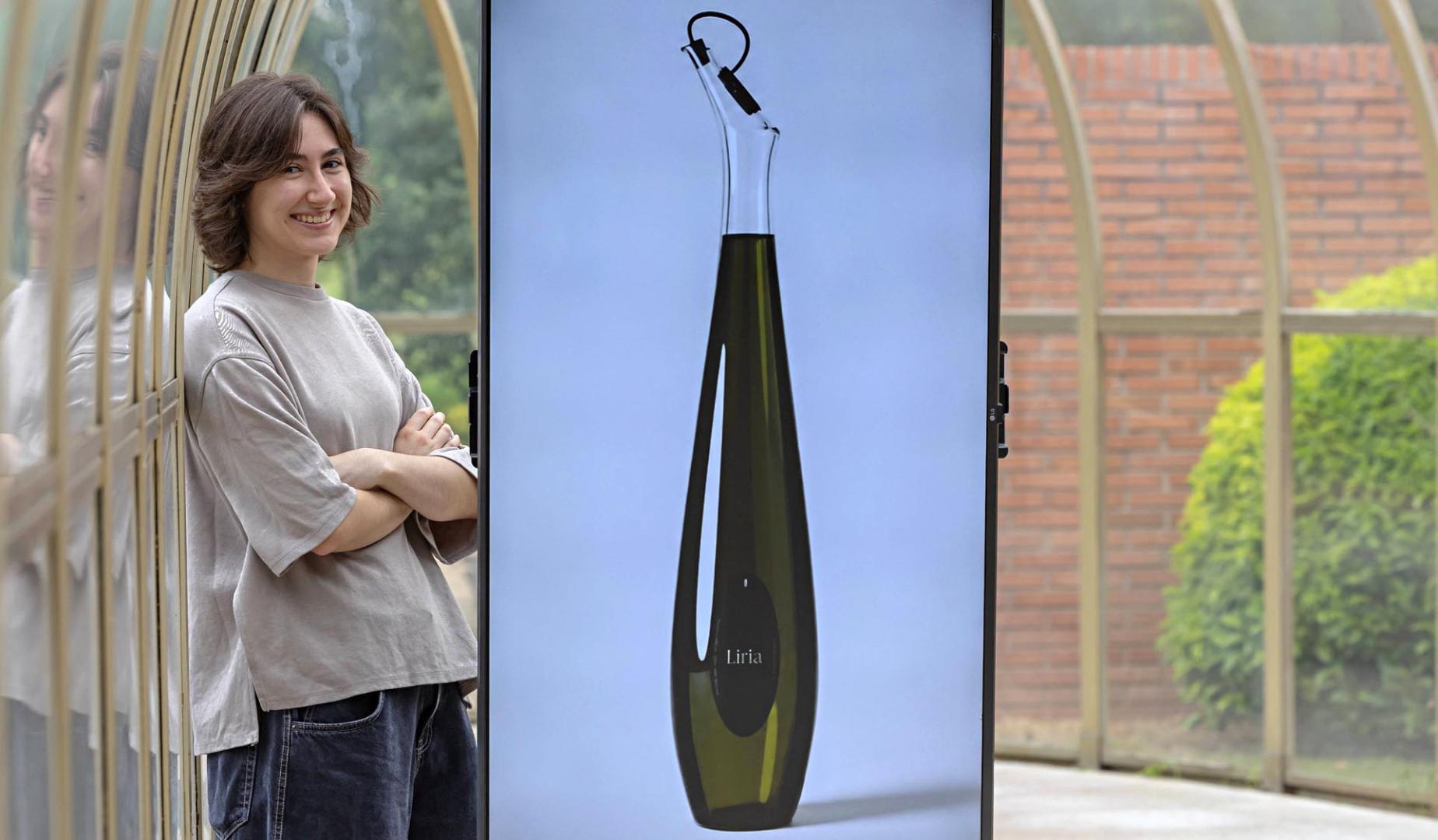 La pamplonesa Lola Ara Pérez, en la universidad de Navarra, junto a una imagen de su diseño 'Liria'