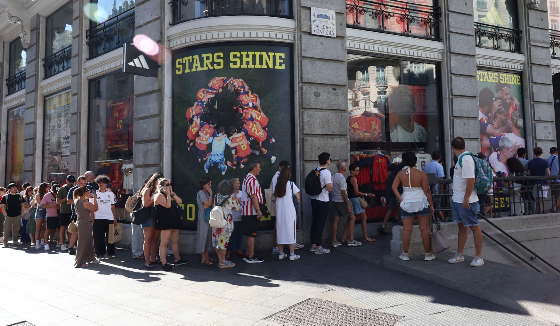 Colas en la Gran Vía para acceder a la tienda de Adidas, patrocinador oficial de la selección