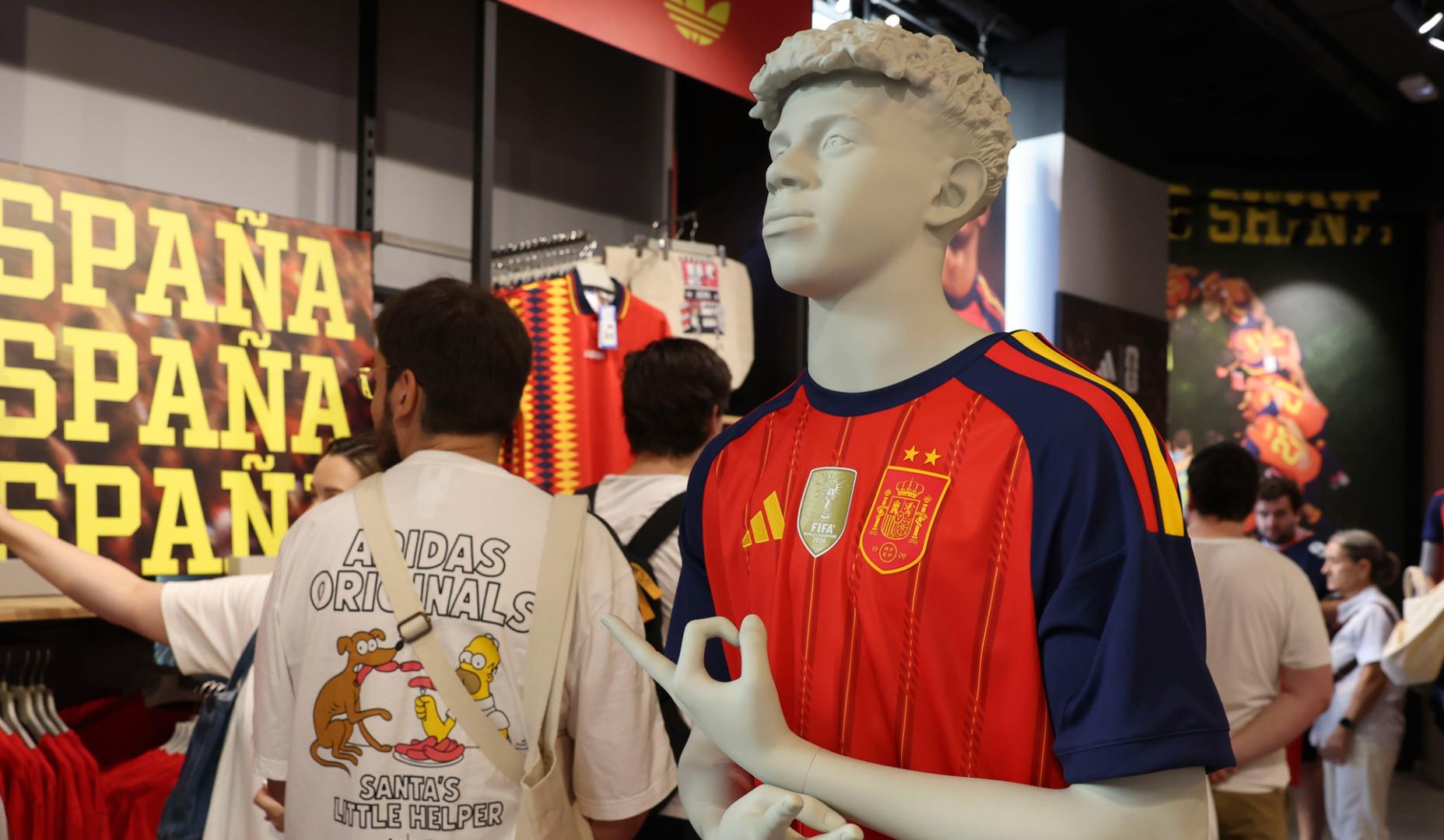 Un maniquí con el aspecto de Yamine Lamal en la tienda de Adidas, donde se ha puesto a la venta la nueva camiseta