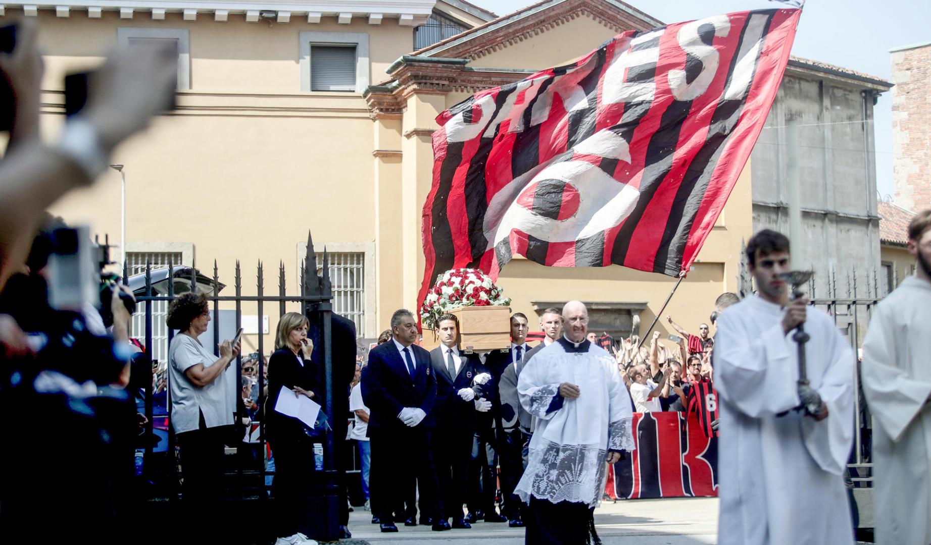 'Ciao capitano': una multitud emocionada despide en Milán a Franco Baresi