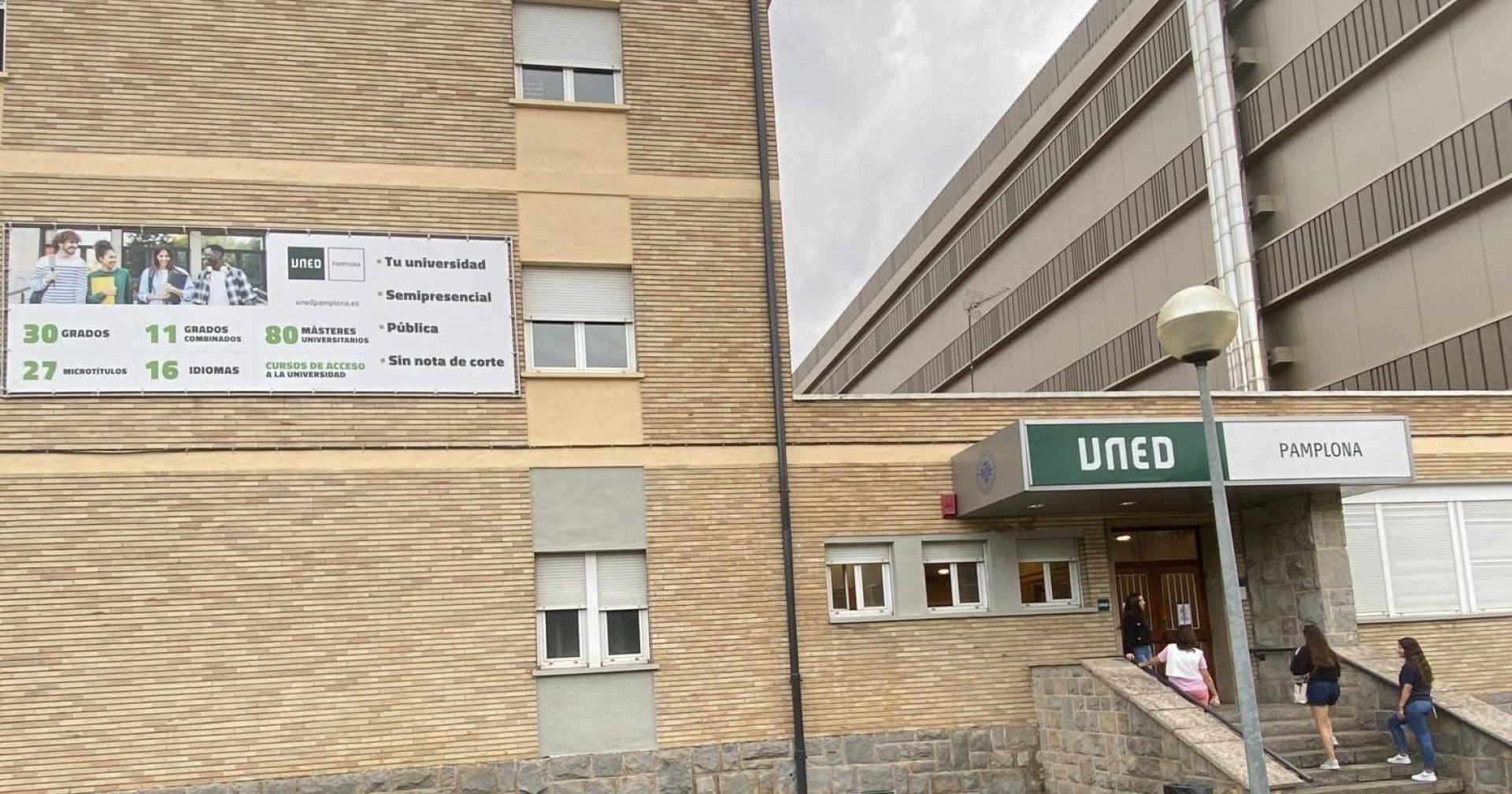 Fachada de UNED Pamplona, en Arrosadía.