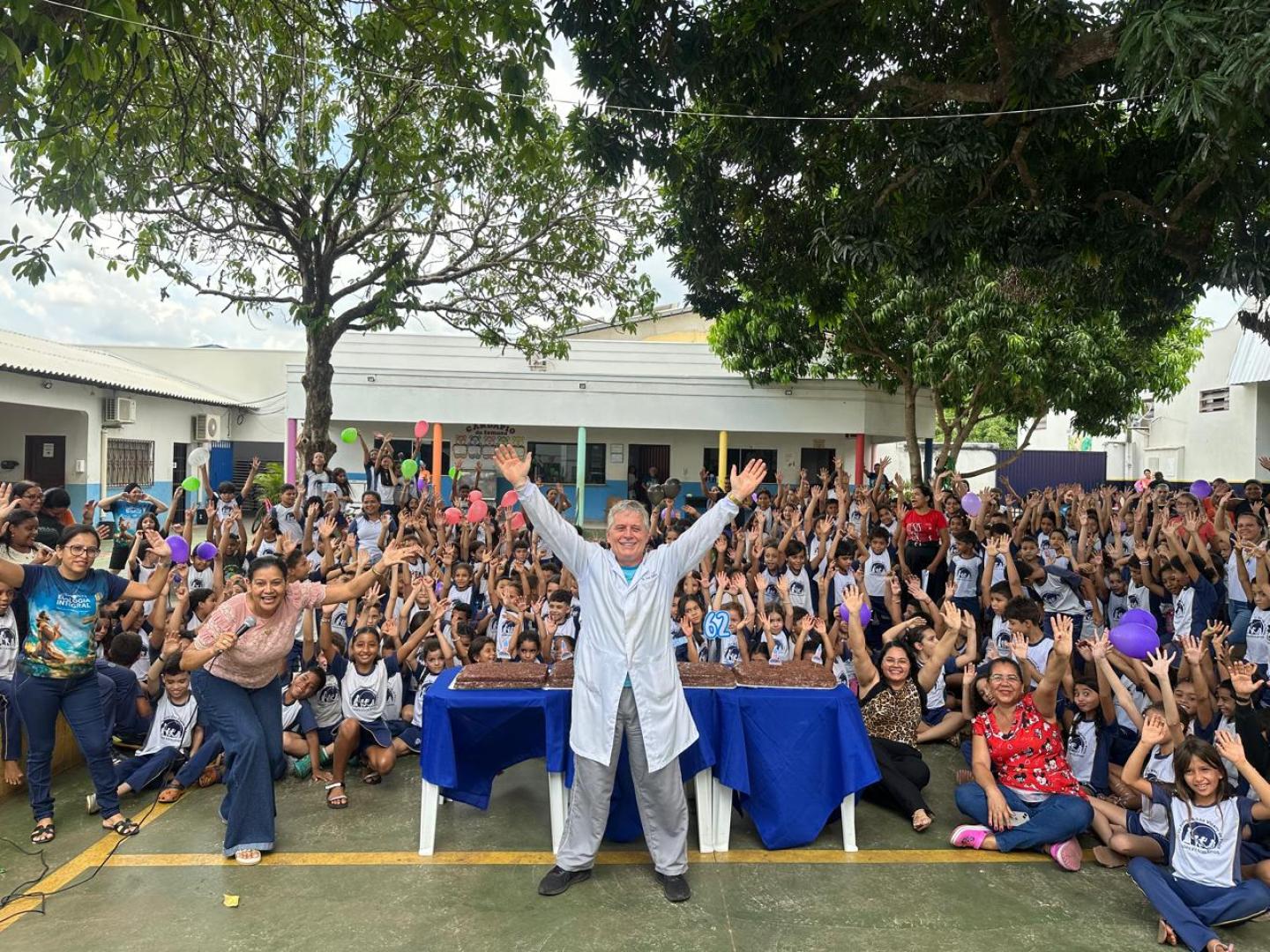 El misionero José Carlos Fernández Jorajuría, con alumnos de la Escuela Parroquial San Vicente de Paúl en Araguaína (territorio amazónico de Perú).