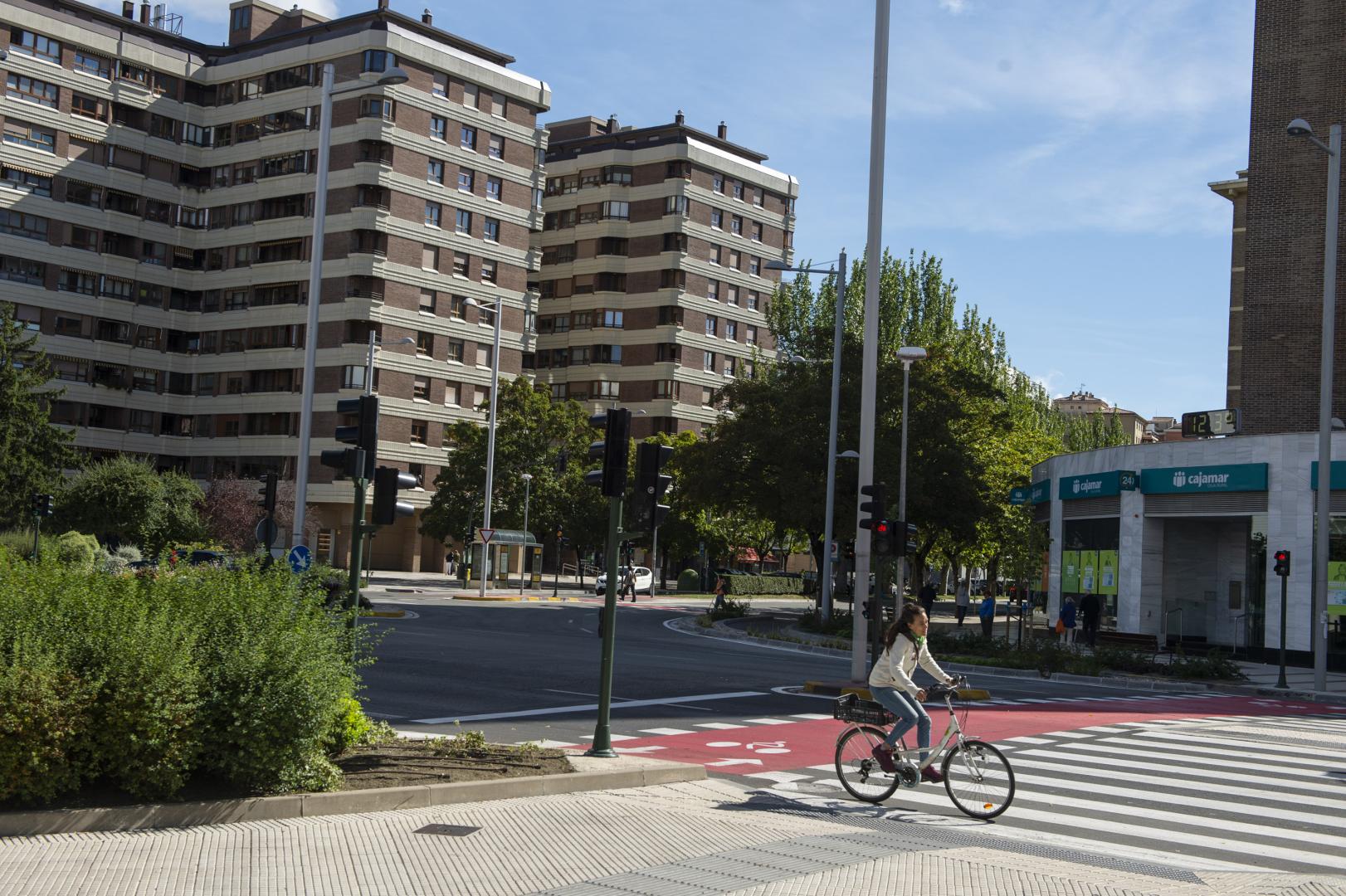 Avenida de Pío XII en el cruce con la avenida de Sancho el Fuerte, donde se van a realizar las obras de asfaltado