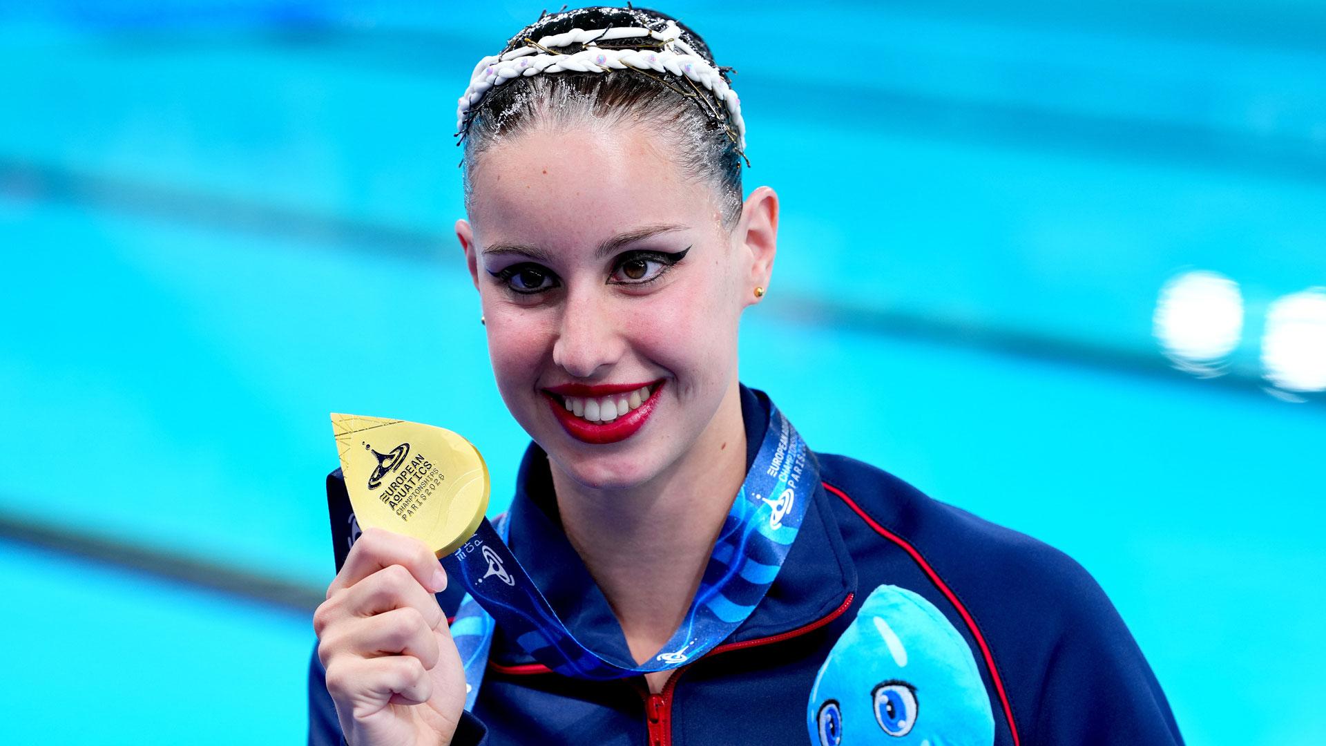 Iris Tió posa con la medalla de oro conseguida en la final de solo técnico en los Campeonatos de Europa de Natación
