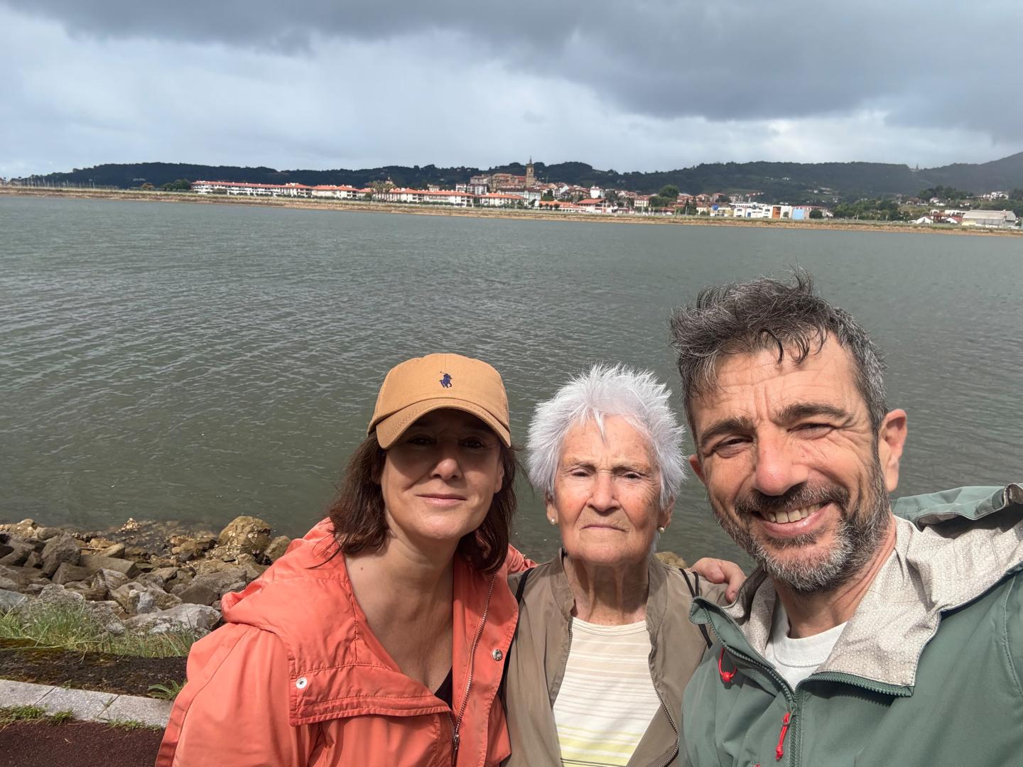 Iñaki Sagredo, junto a su mujer Edurne y la amatxi, Txon Olza