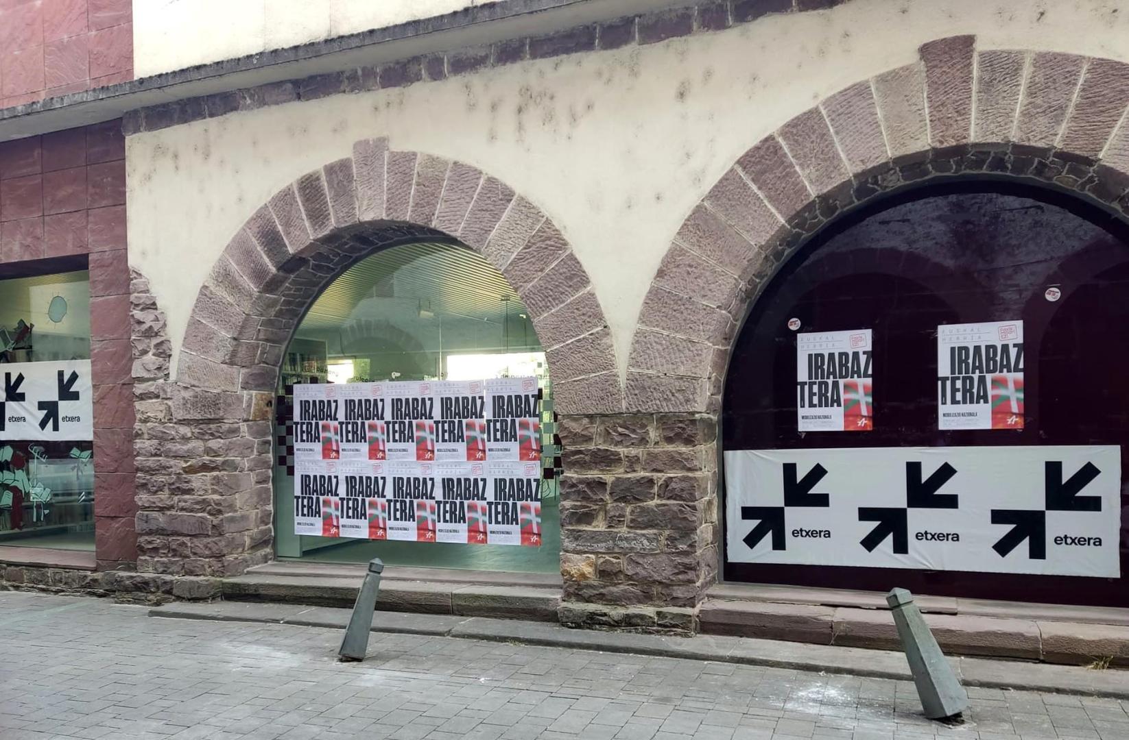 La biblioteca de Baztan, en Elizondo, llena de carteles