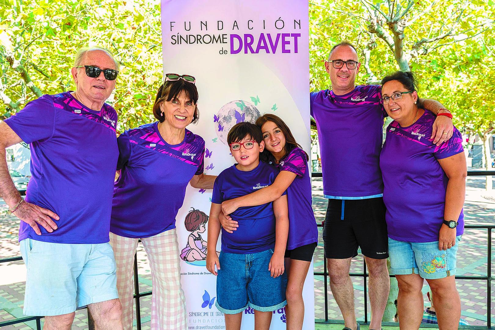 En el centro, Fernando González, abrazado por su hermana Jimena. A la derecha, sus padres David González y Marta García. A la izquierda, Juan Alonso y Begoña Aldaz, padres de Iván Alonso