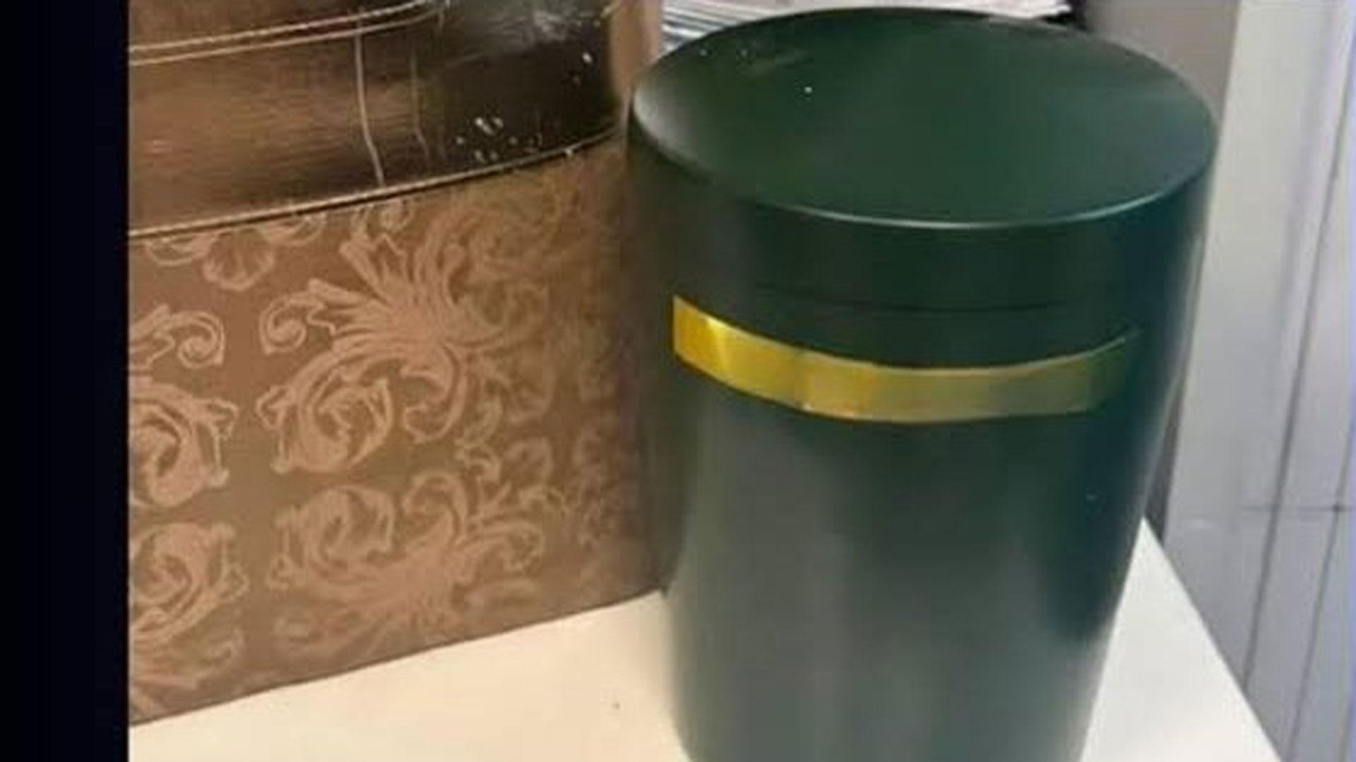 Imagen de la urna funeraria encontrada en la taquilla de un supermercado difundida por la Policía Local de Benidorm