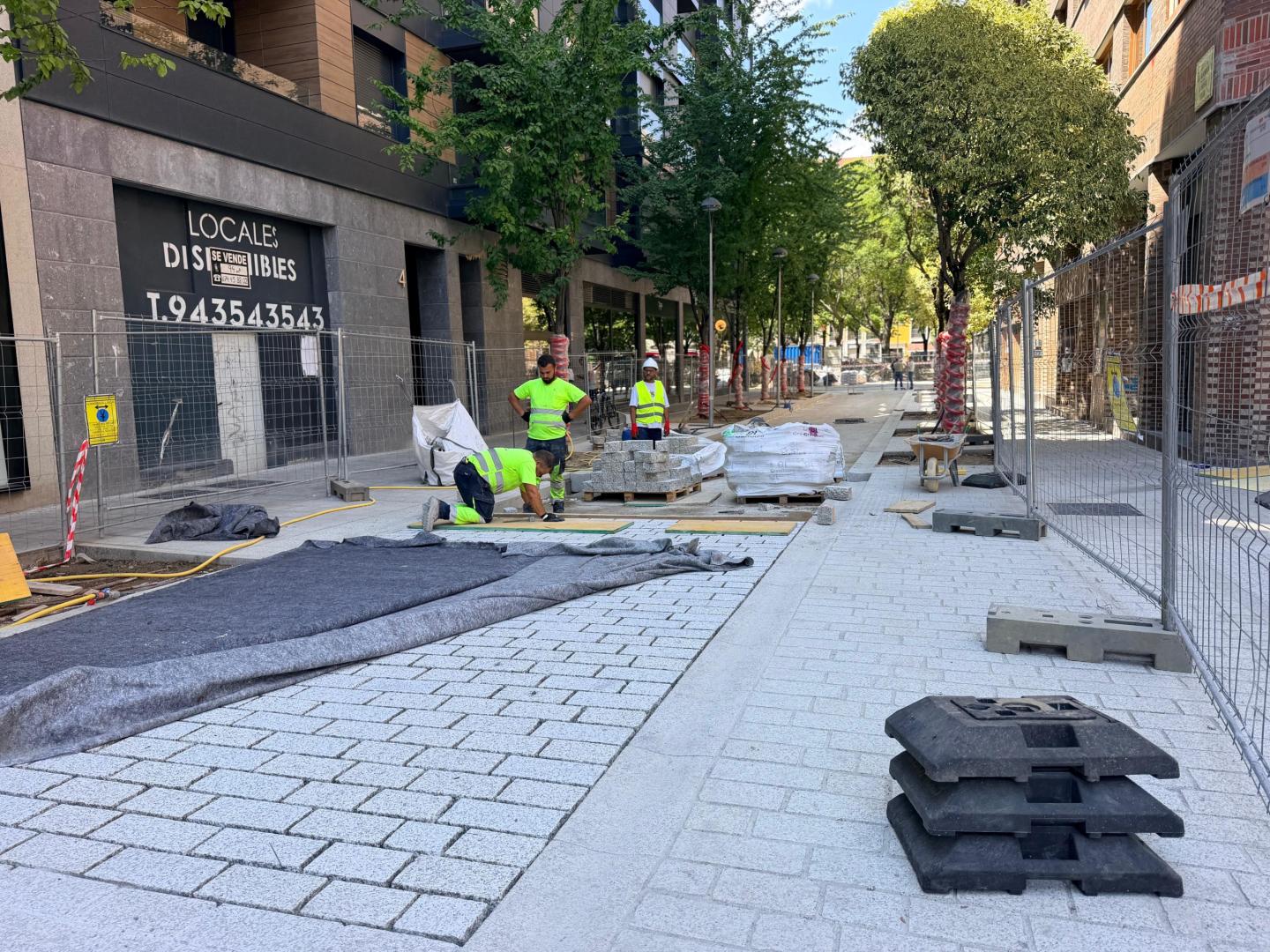Instalación de las placas de granito en la calle Alhóndiga