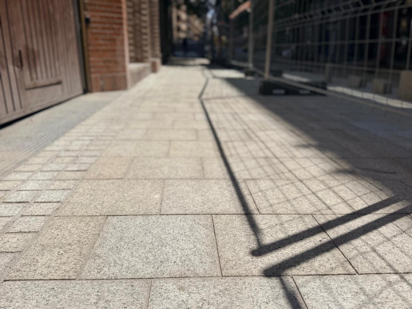 Placas de granito de mayor tamaño en el espacio que ahora ocupa la acera