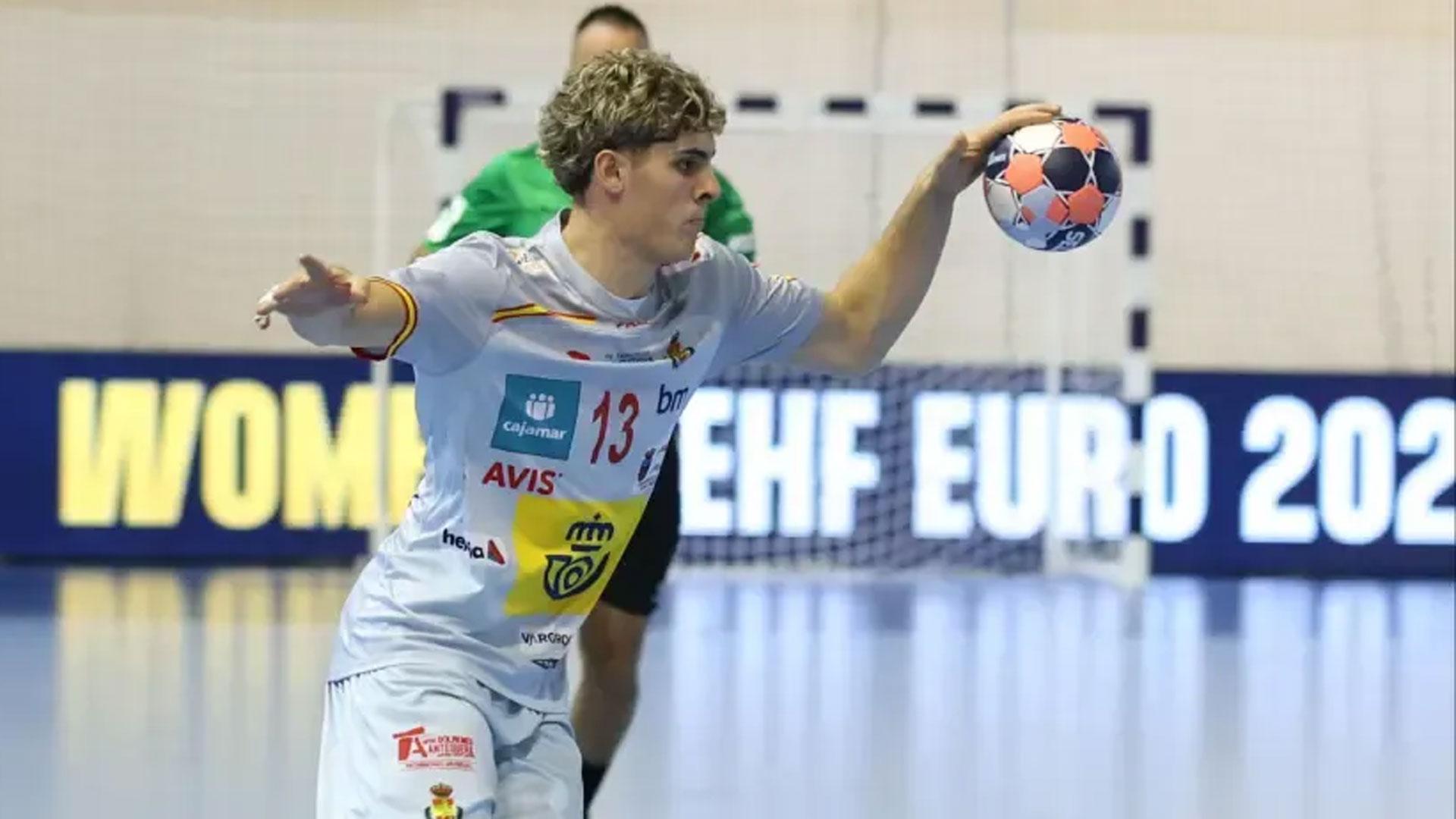 El navarro Adrián Sola, jugador del Barça, en acción con la selección española de balonmano en el Europeo sub-18 de Serbia
