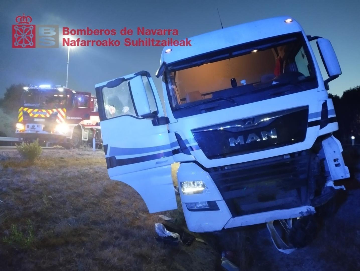 Estado del camión tras sufrir el accidente en la AP-15