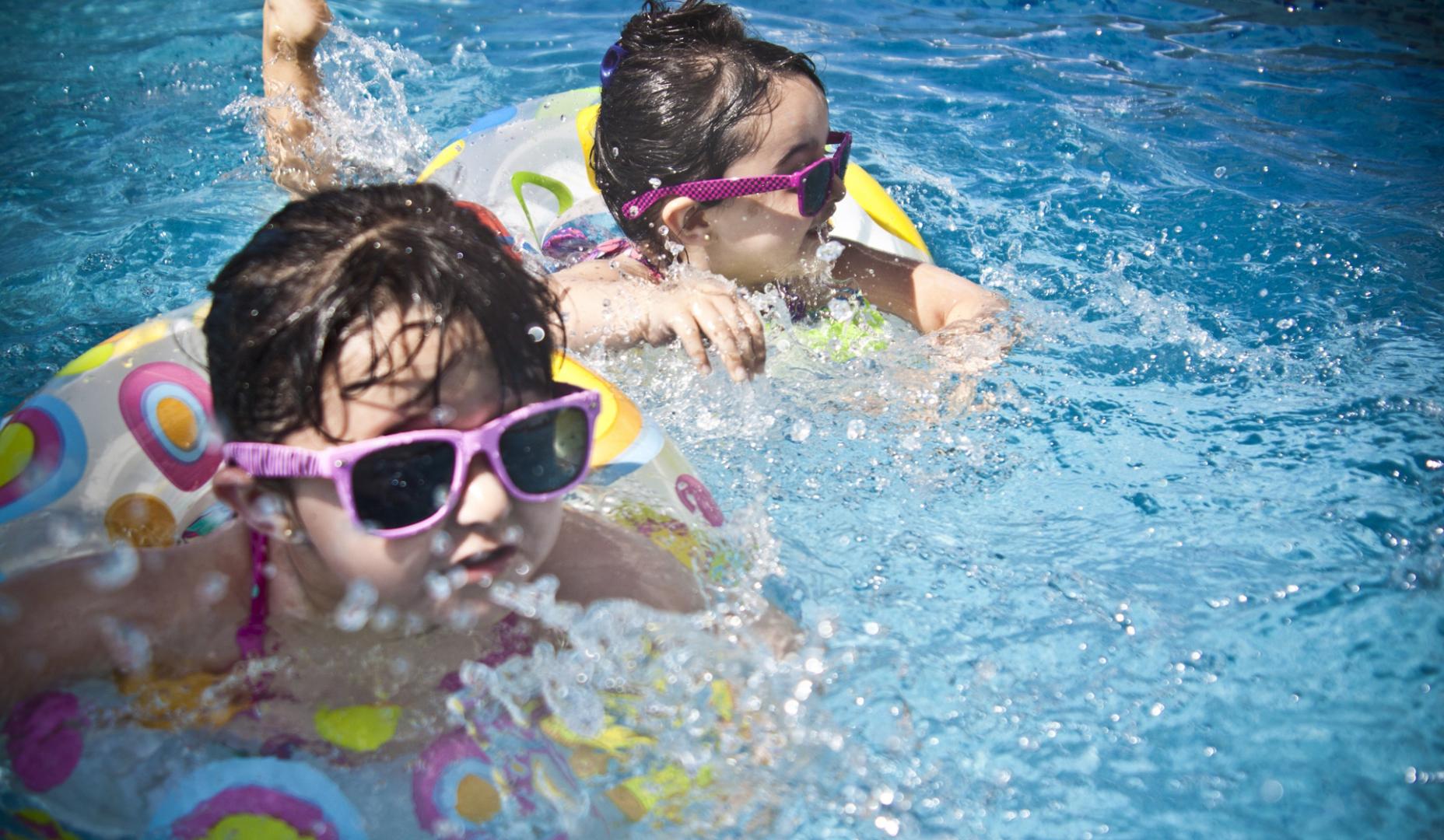 Dos niñas, en una piscina