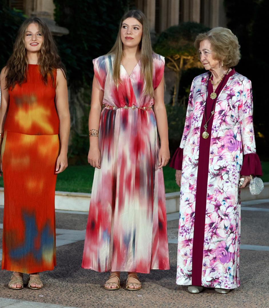 La infanta Sofía, en el centro, con un maxivestido de 'Momoni'