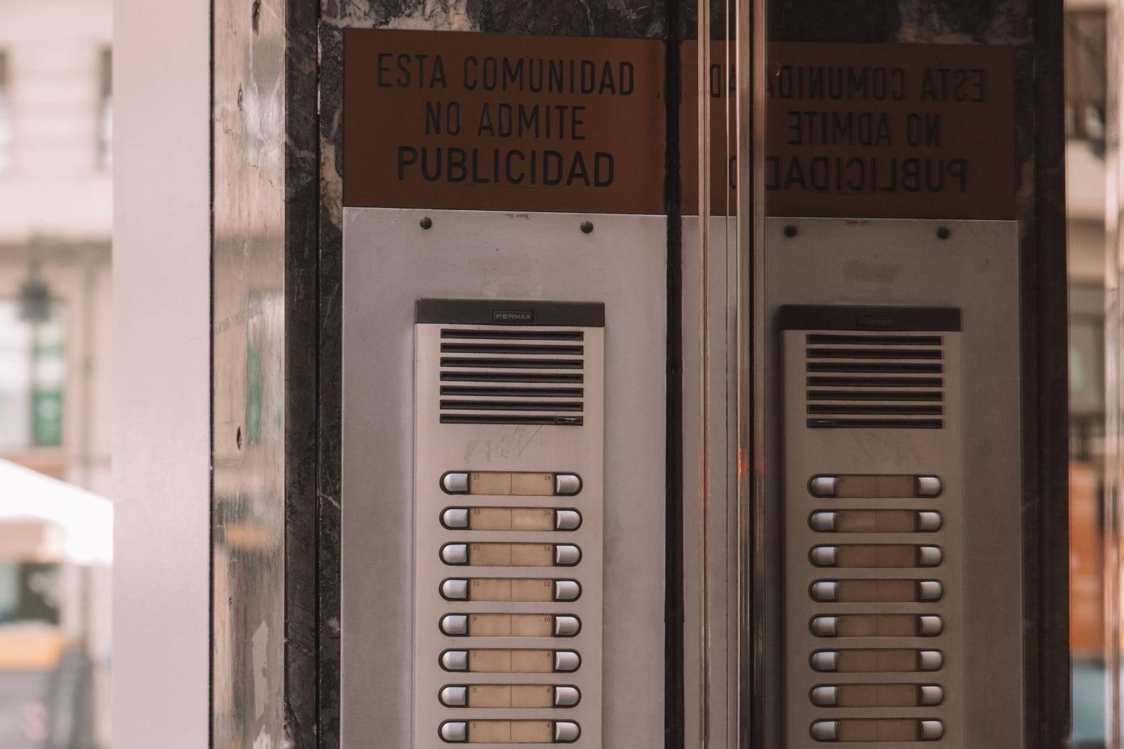 Portal de entrada a un bloque de viviendas