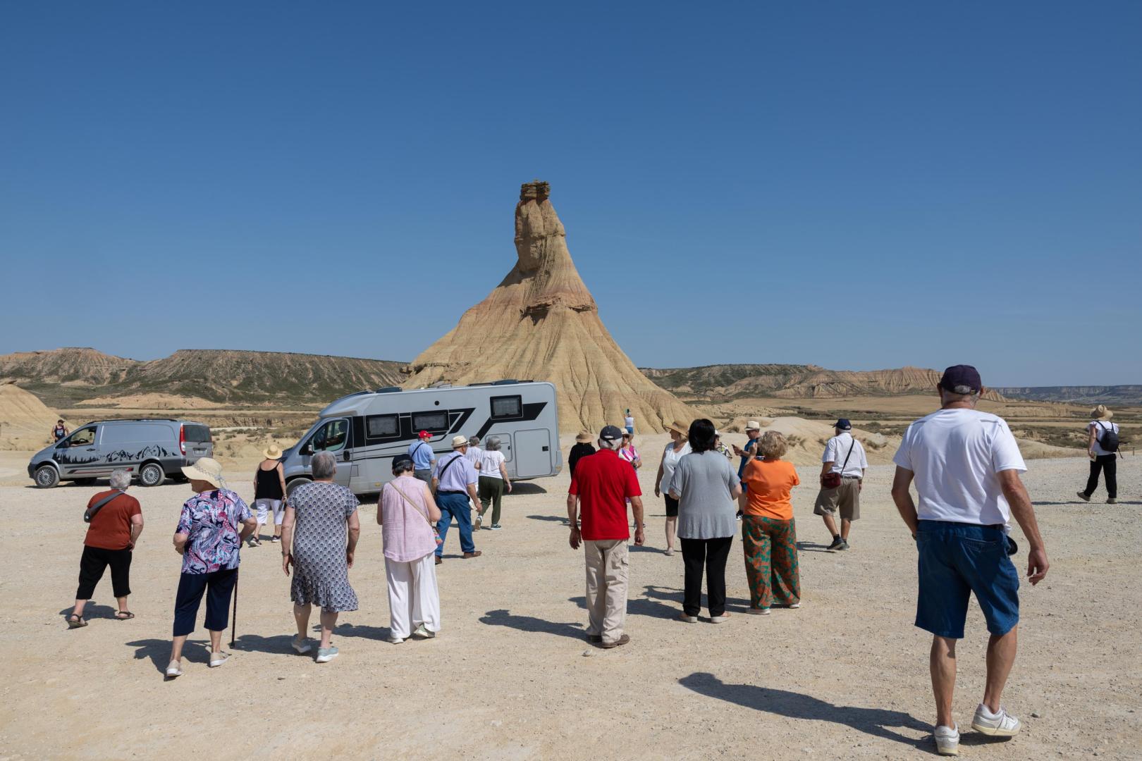 Un grupo de visitantes junto a Castildetierra en el parque natural de Bardenas Reales. BLANCA ALDANONDO