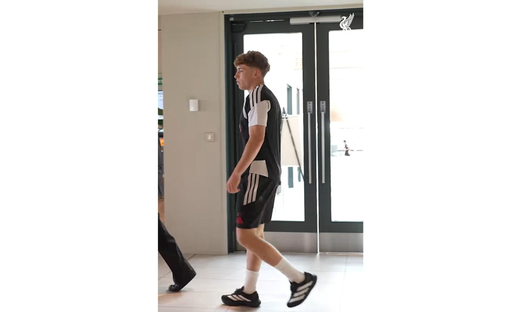 Víctor Muñoz a su llegada a las instalaciones del Liverpool