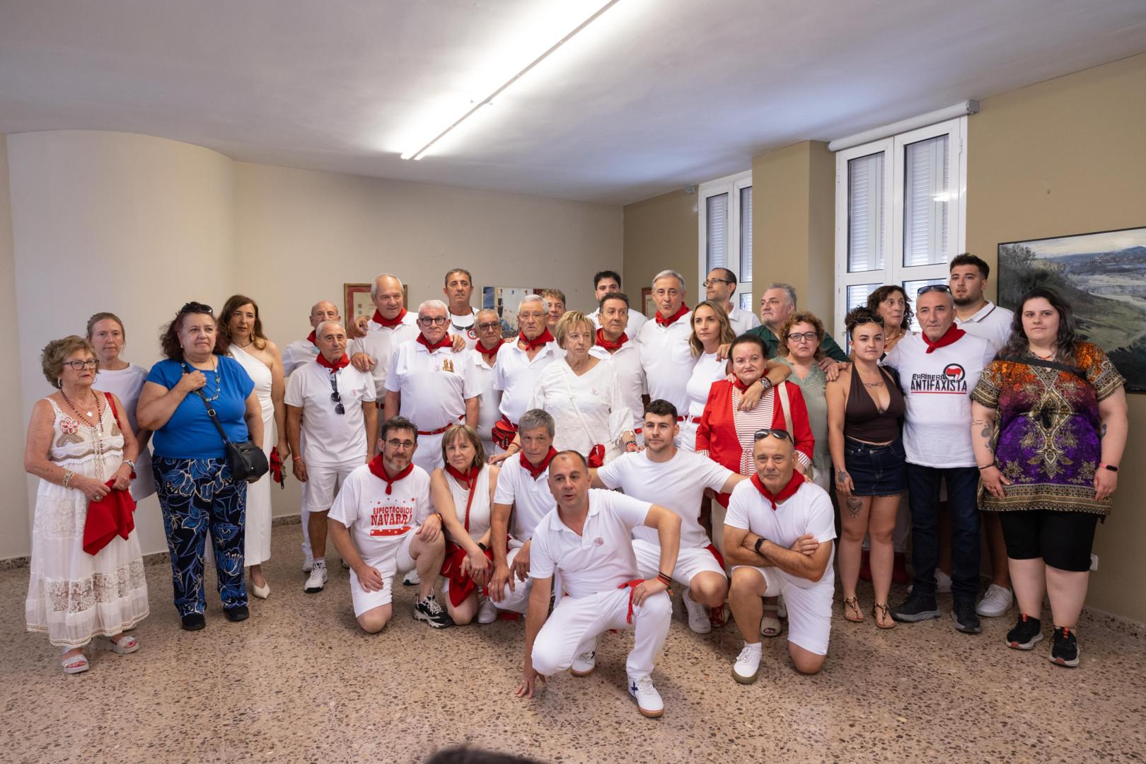 Los cocineros, junto a familiares y miembros del Ayuntamiento, en el homenaje previo a su anuncio como coheteros instantes antes del chupinazo