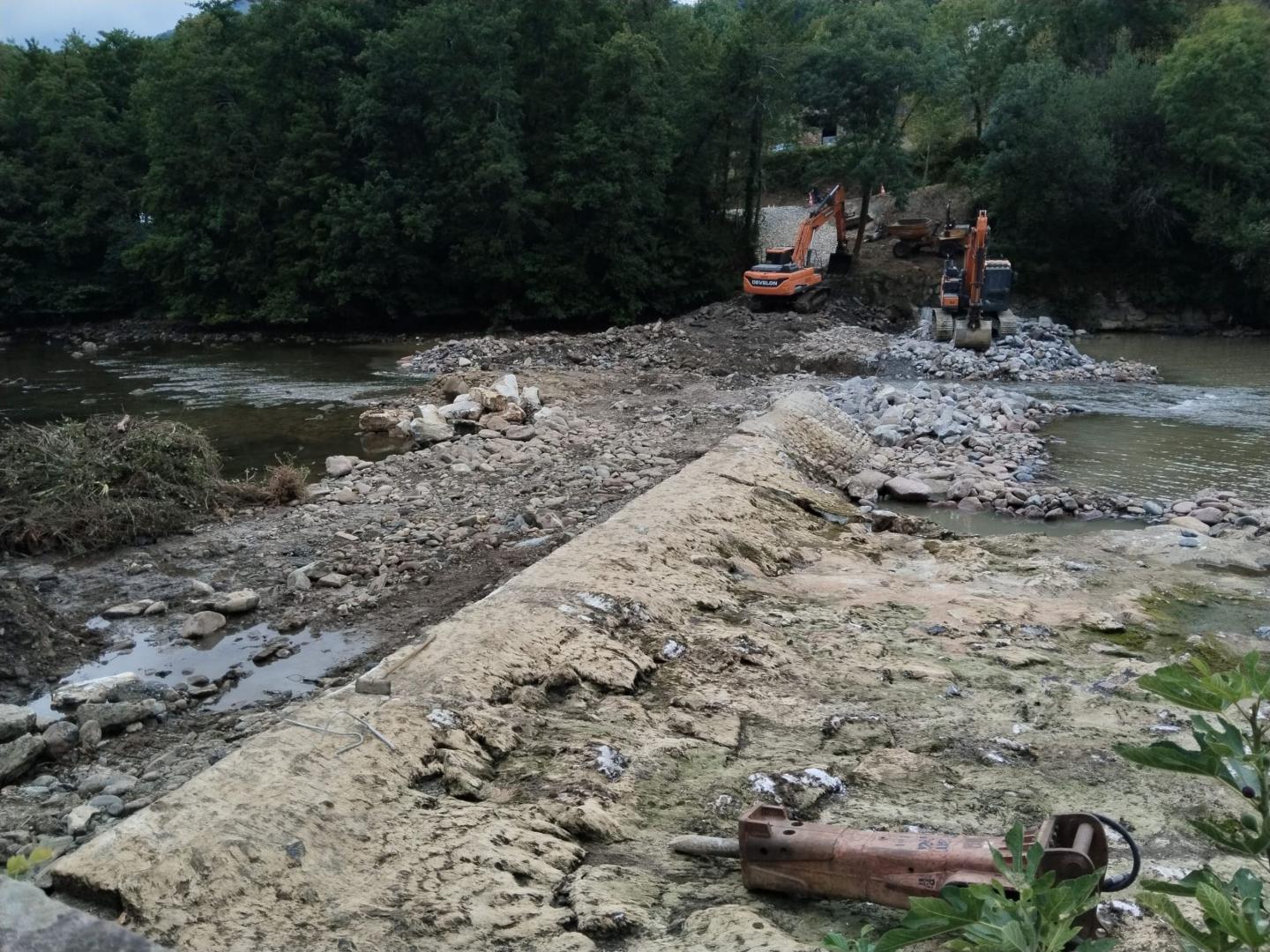 Trabajos de demolición del azud de Jorajuria en el río Bidasoa, este 5 de agosto en Sunbilla