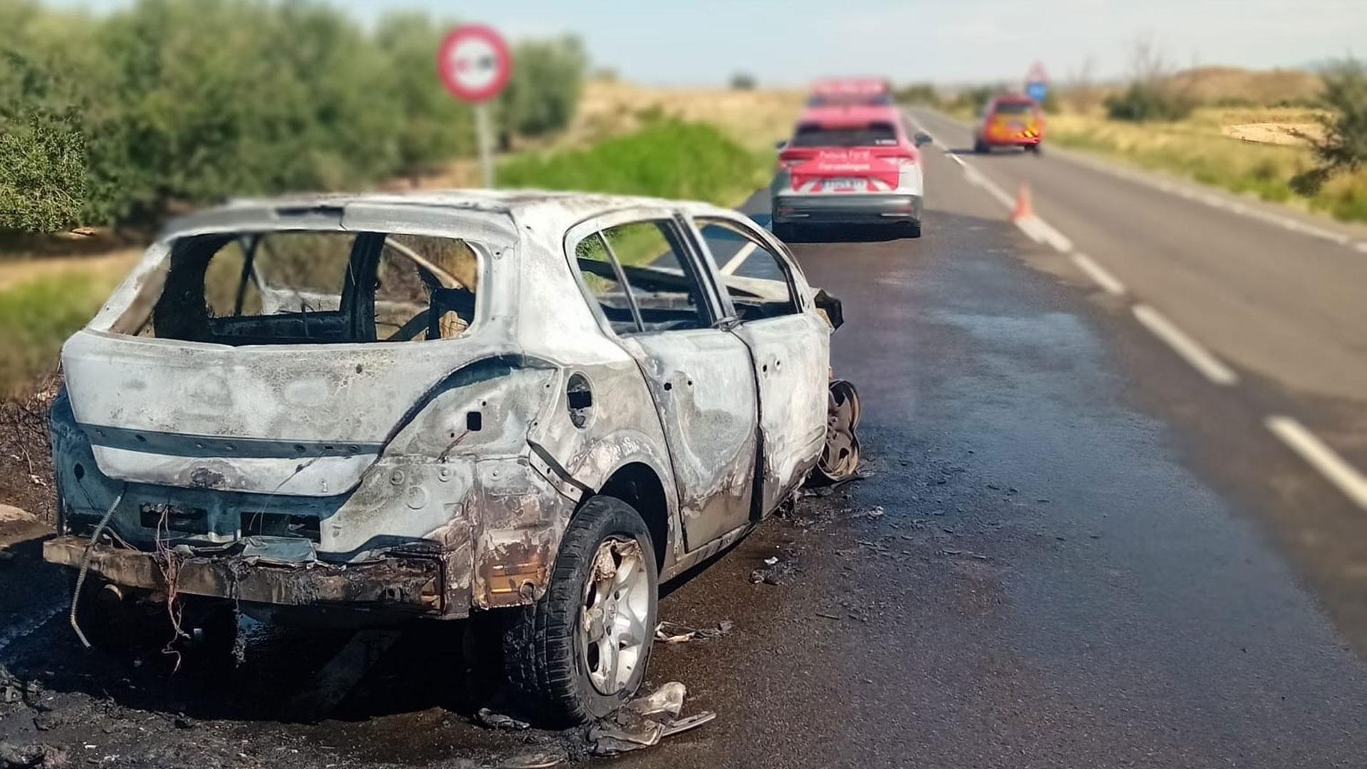 Estado en el que ha quedado el vehículo tras salirse de la vía e incendiarse en Cintruénigo