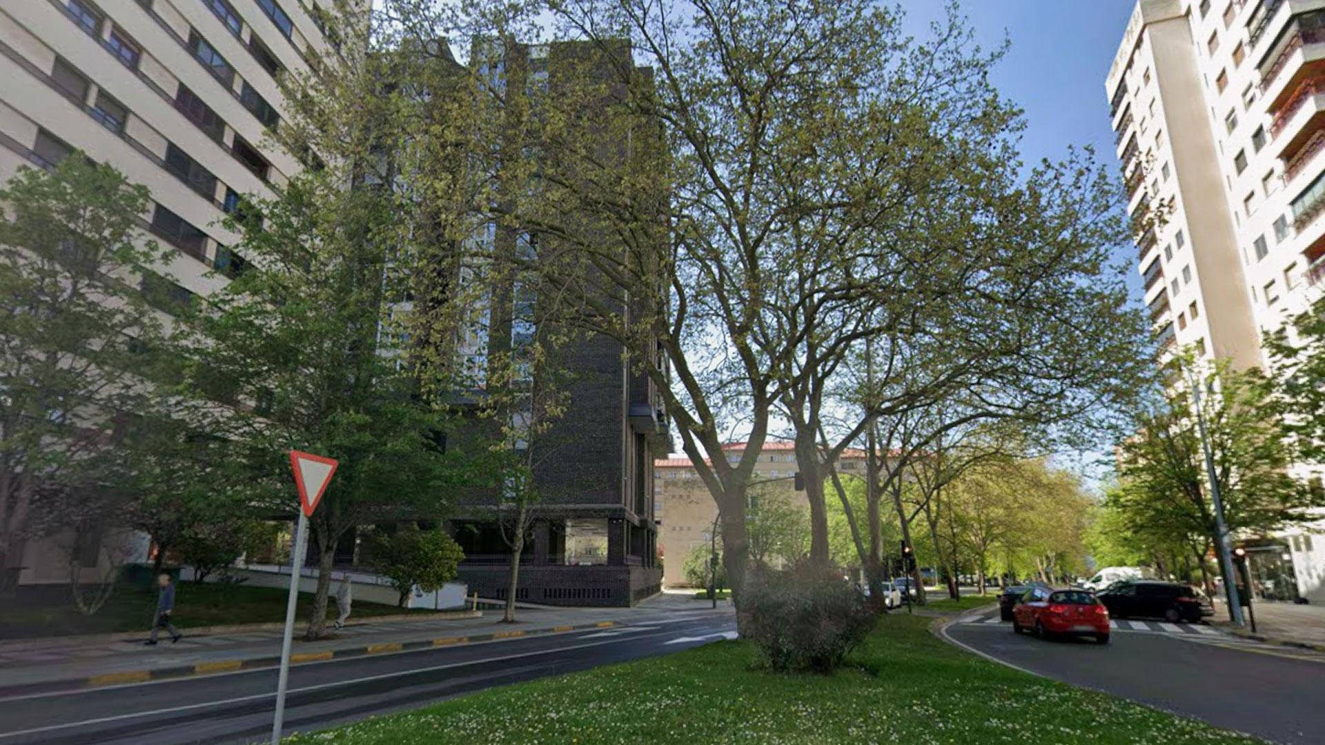 Calle Fuente del Hierro, 5 de Pamplona, donde se ha producido el atropello de un coche a una mujer que iba en patinete