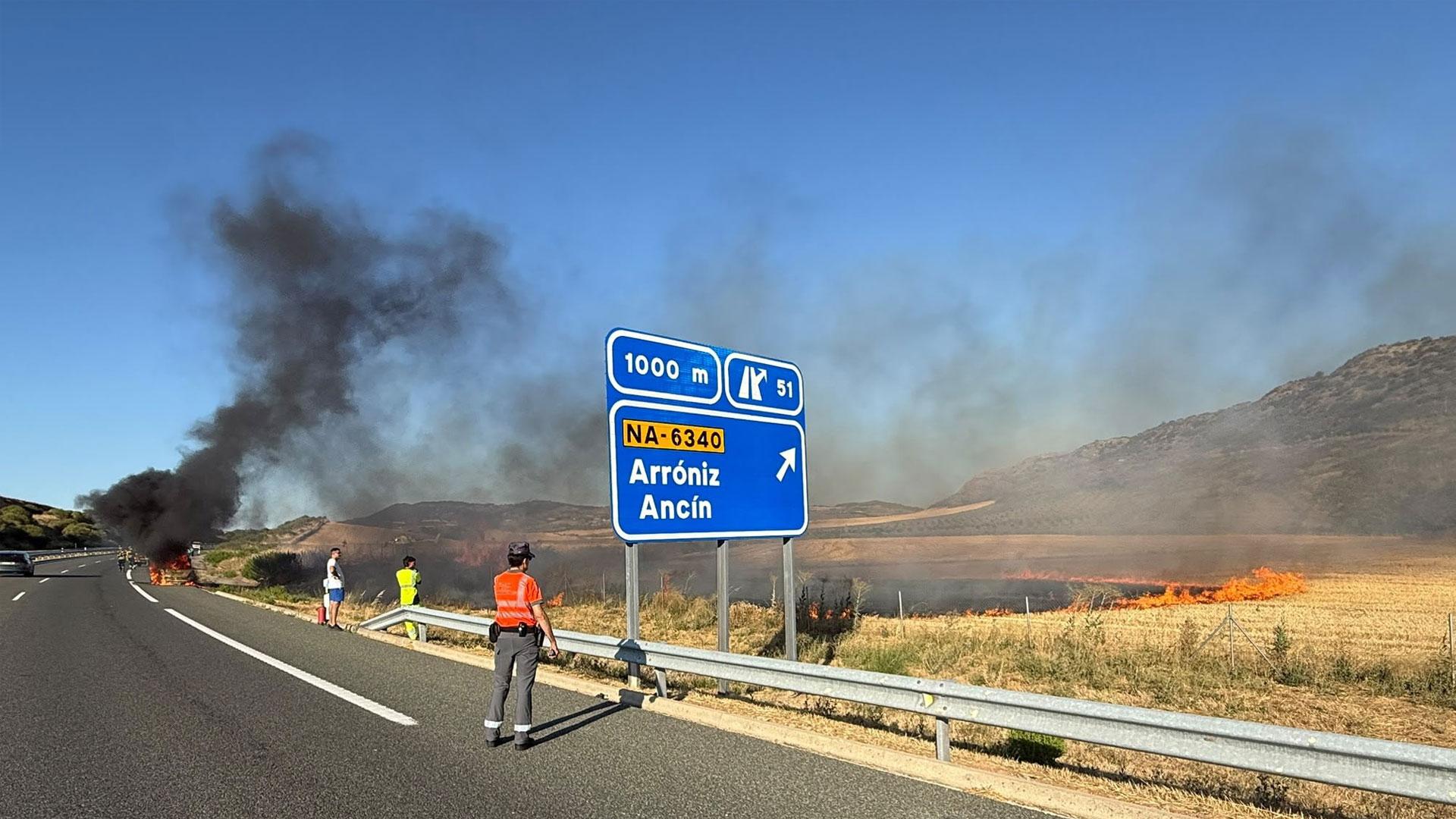 El vehículo que ha ardido en la A-12 en Luquin ha provocado un incendio en un campo de rastrojo