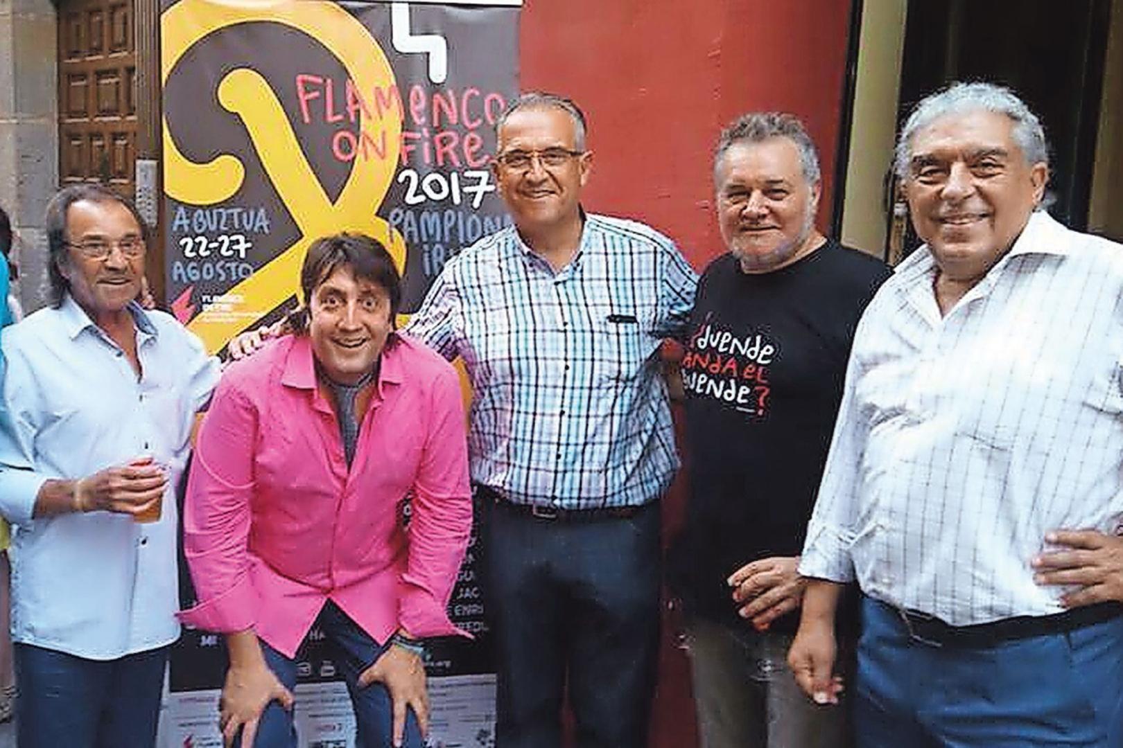 Habichuela (izq.), junto a Ricardo Hernández (Gaz Kaló), el exalcalde Enrique Maya, Miguel Morán (primer director del Festival Flamenco On Fire) y Paco Suárez, en una imagen de 2017