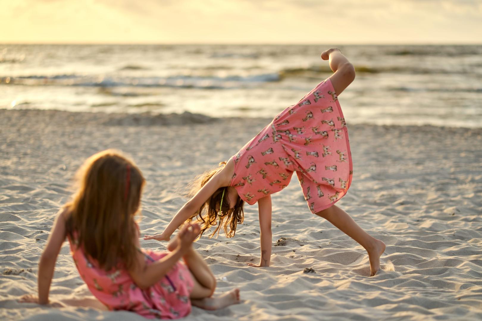 Dos niñas juegan en la playa