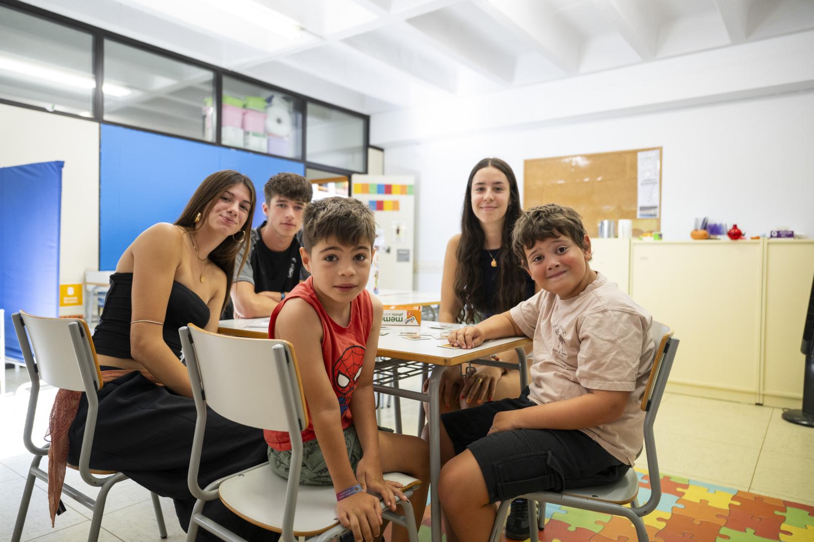 Alumnos, profesionales y voluntarios, en la Escuela de Verano que organiza la Asociación Navarra de Autismo en el colegio público Ermitagaña.