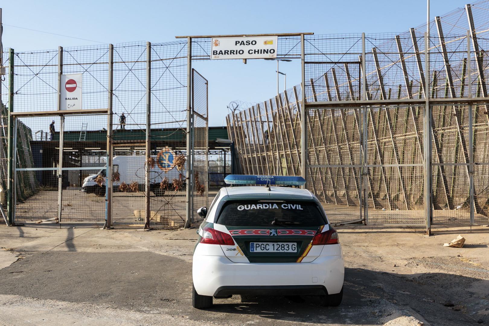 Un vehículo de la Guardia Civil en el paso del Barrio Chino de la frontera de Melilla