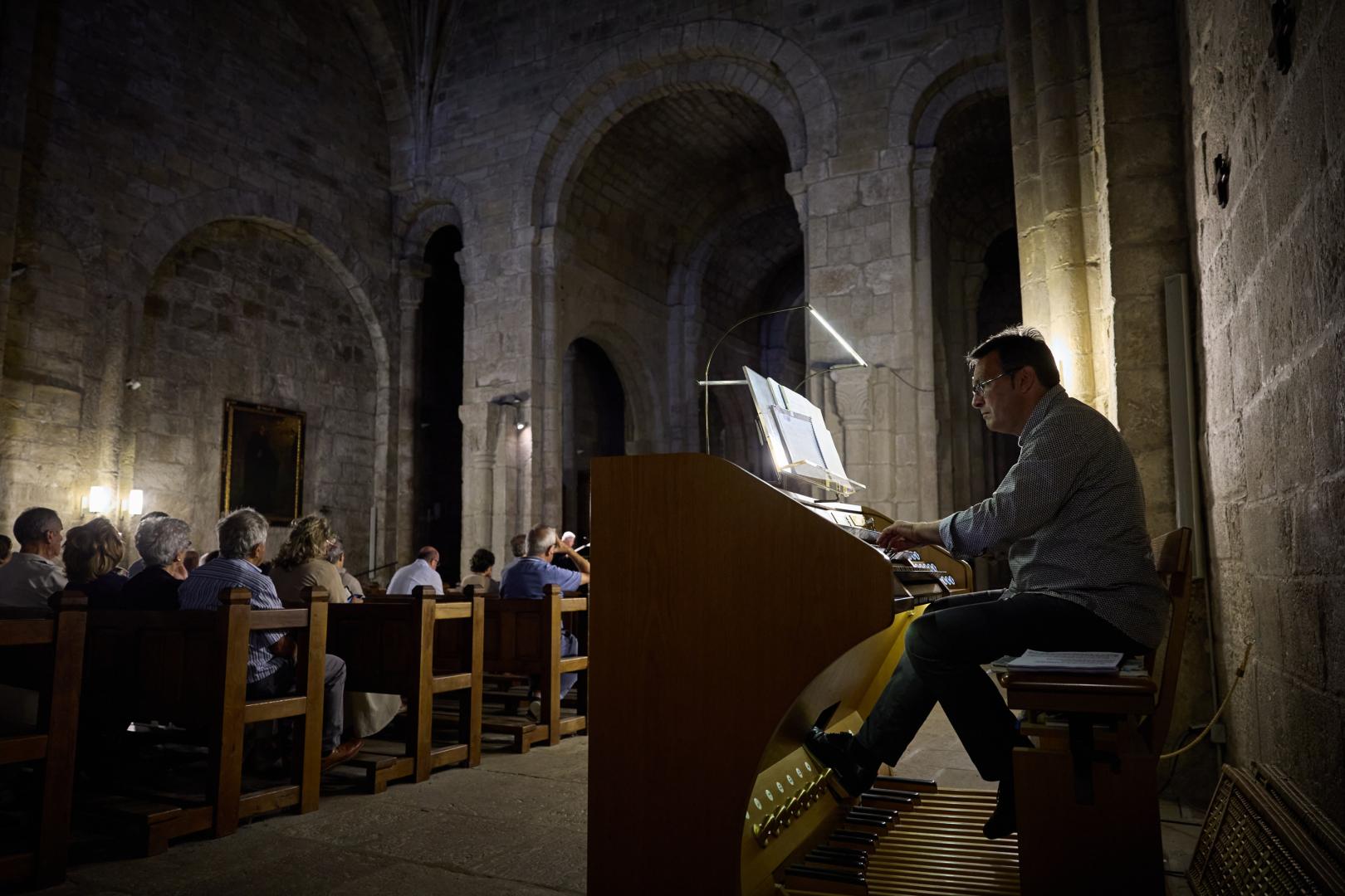 José Luis Echechipía al órgano en la iglesia del Monasterio de Leyre, en una cita cultural anterior